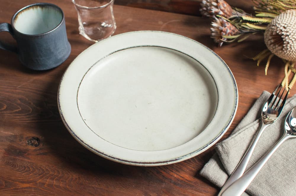 【わたしの好きなうつわ vol.5】平井悠一さんの白八寸リム皿