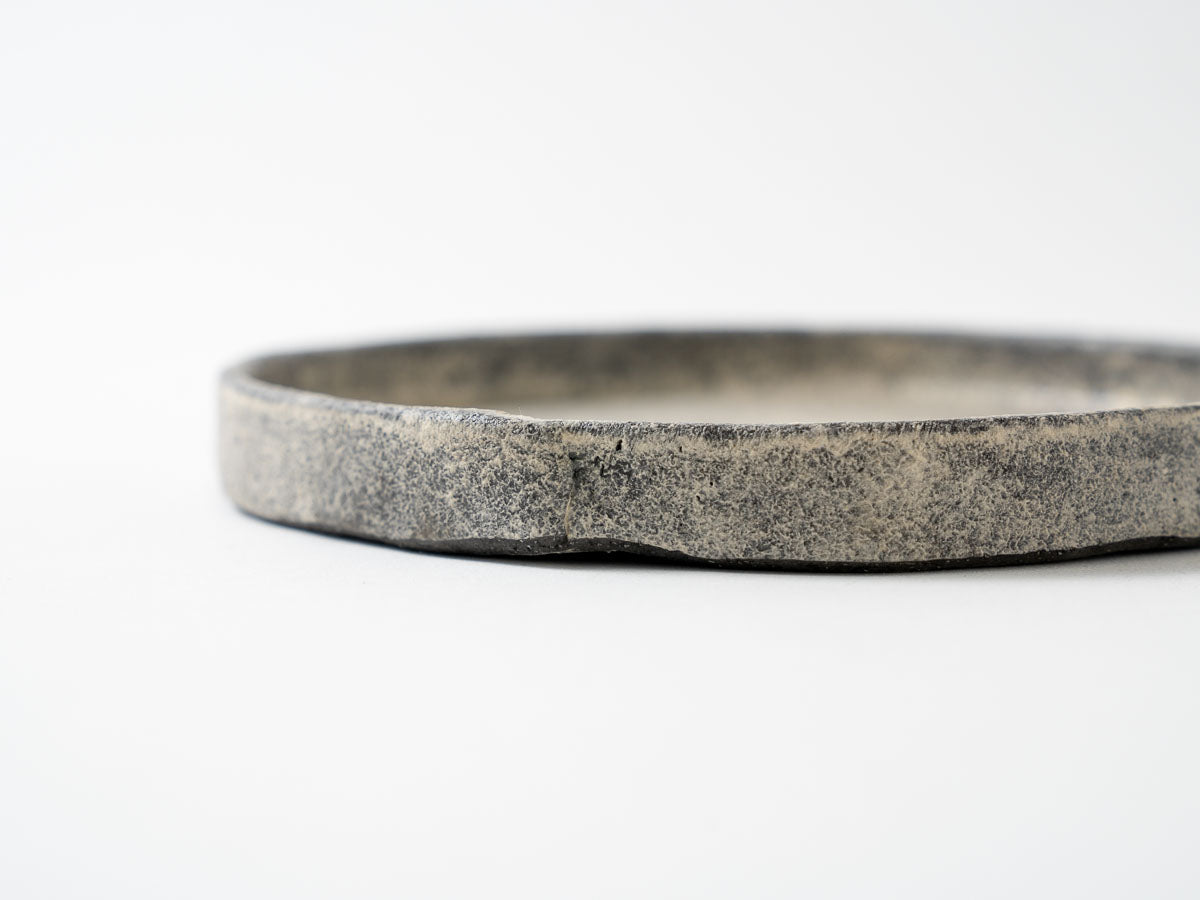 粉打(黒)立縁丸皿(中)【梶原妙子】