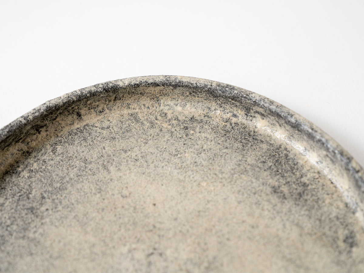 粉打(黒)立縁丸皿(中)【梶原妙子】