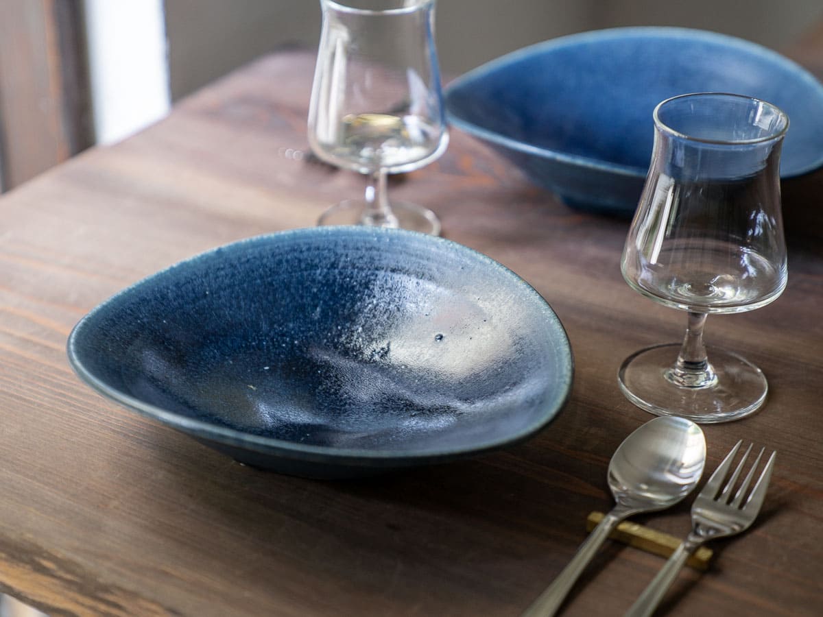 【暮らしに寄り添う】テーブルを彩る紺碧色のパスタ皿セット