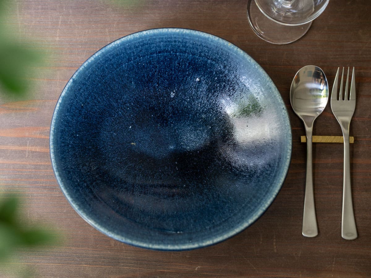 【暮らしに寄り添う】テーブルを彩る紺碧色のパスタ皿セット