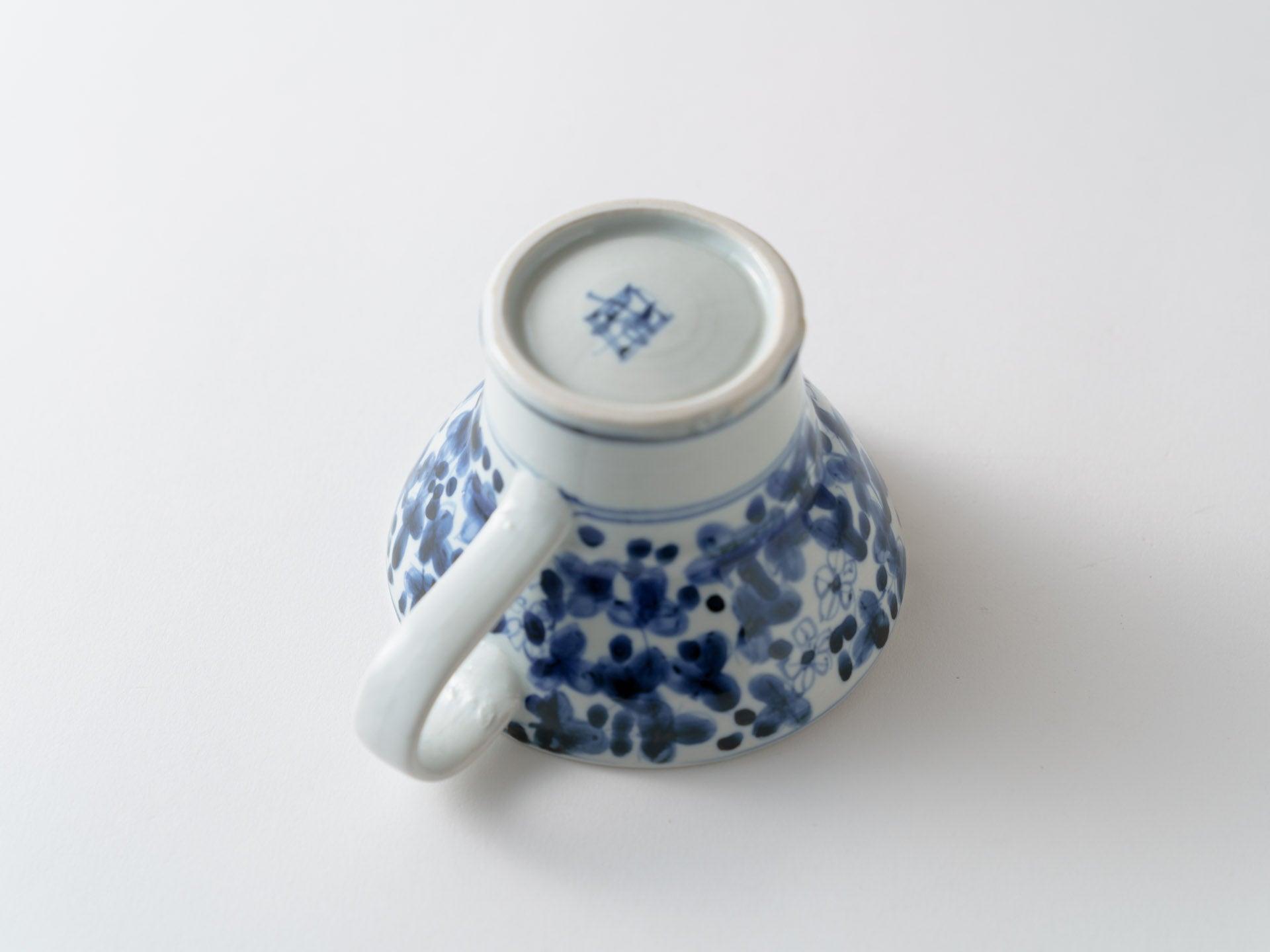 染付花紋背高マグ【松尾貞一郎】