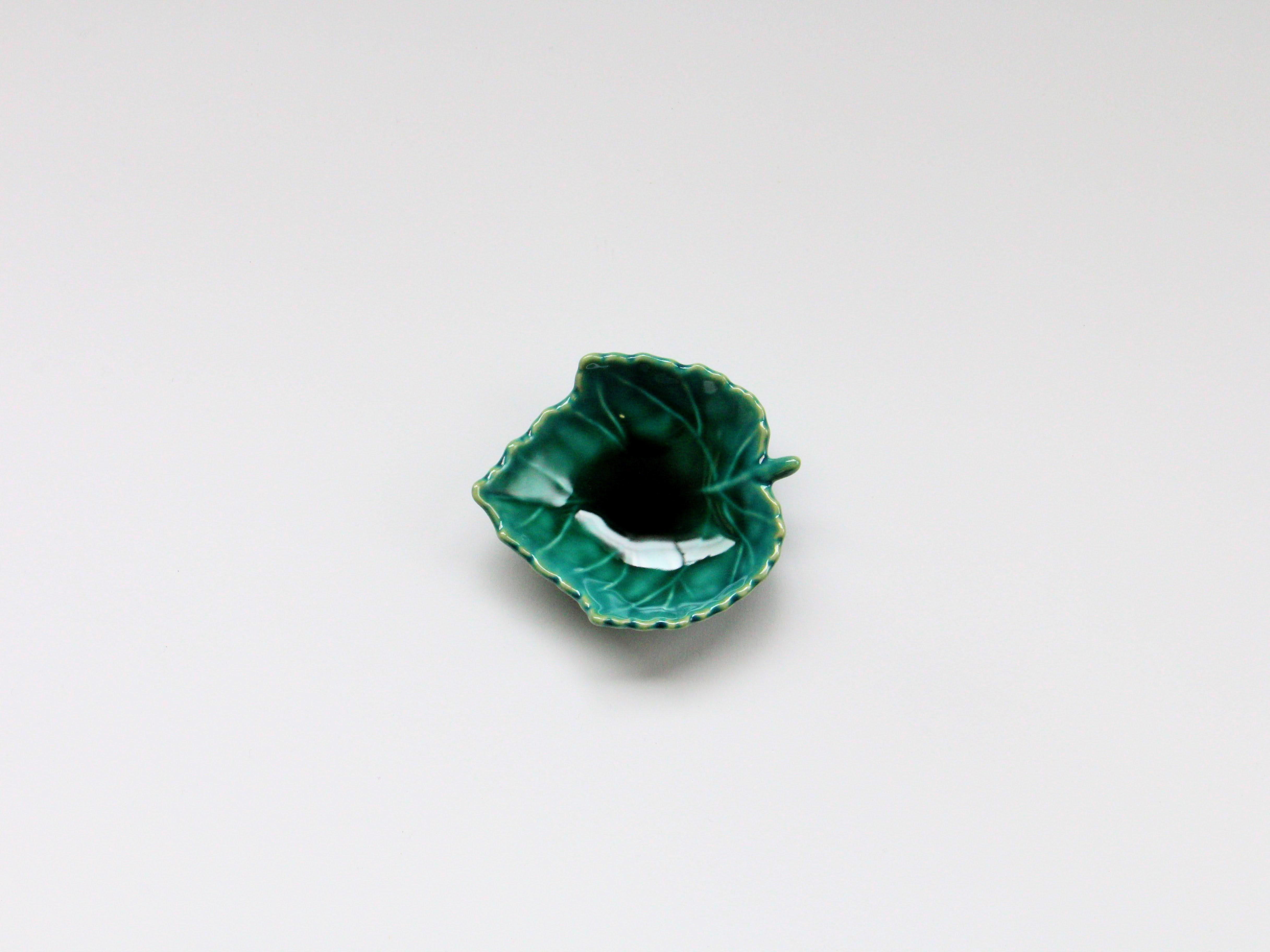 濃緑釉葉型小皿【梶謙製磁】