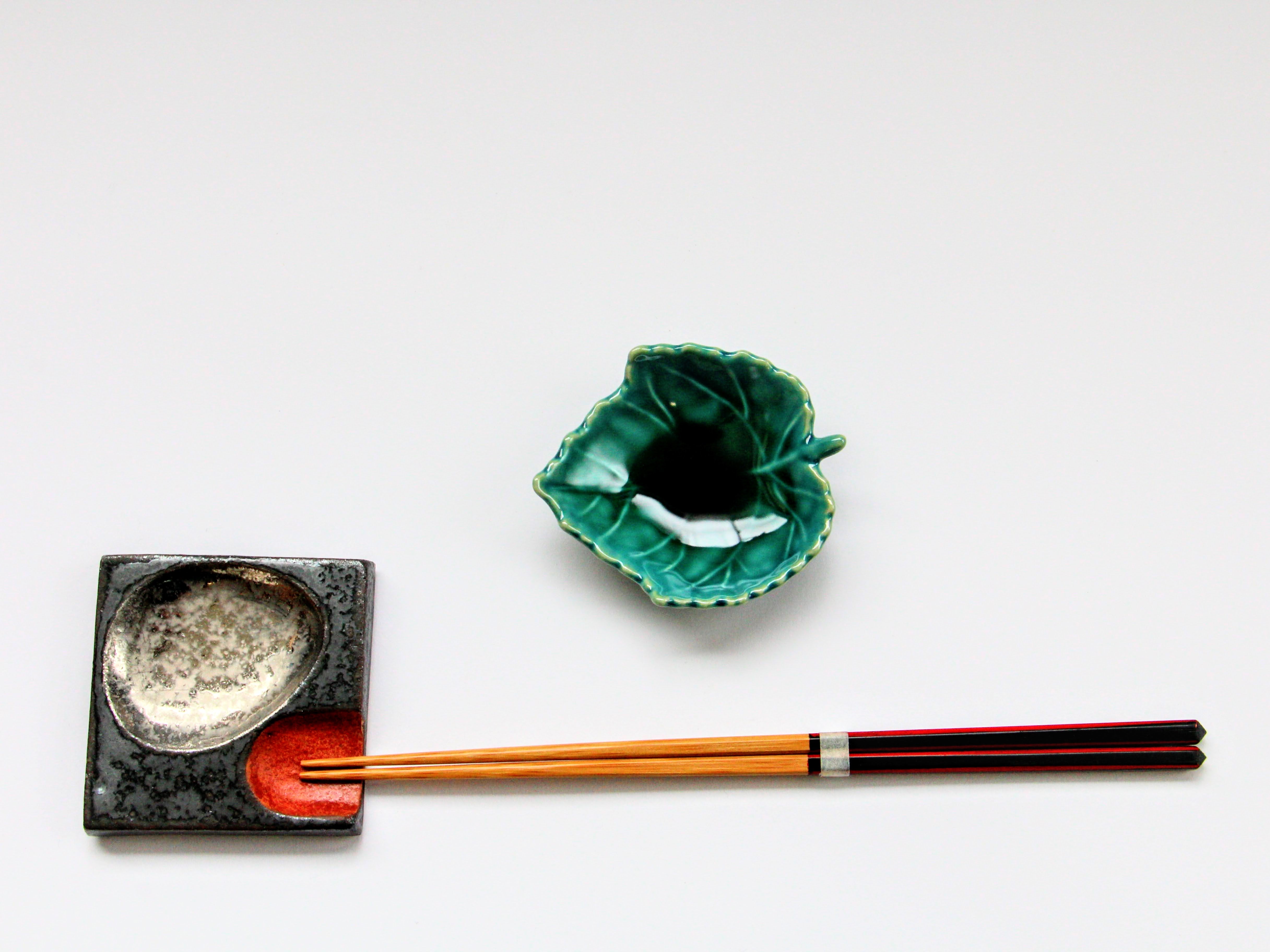 濃緑釉葉型小皿【梶謙製磁】