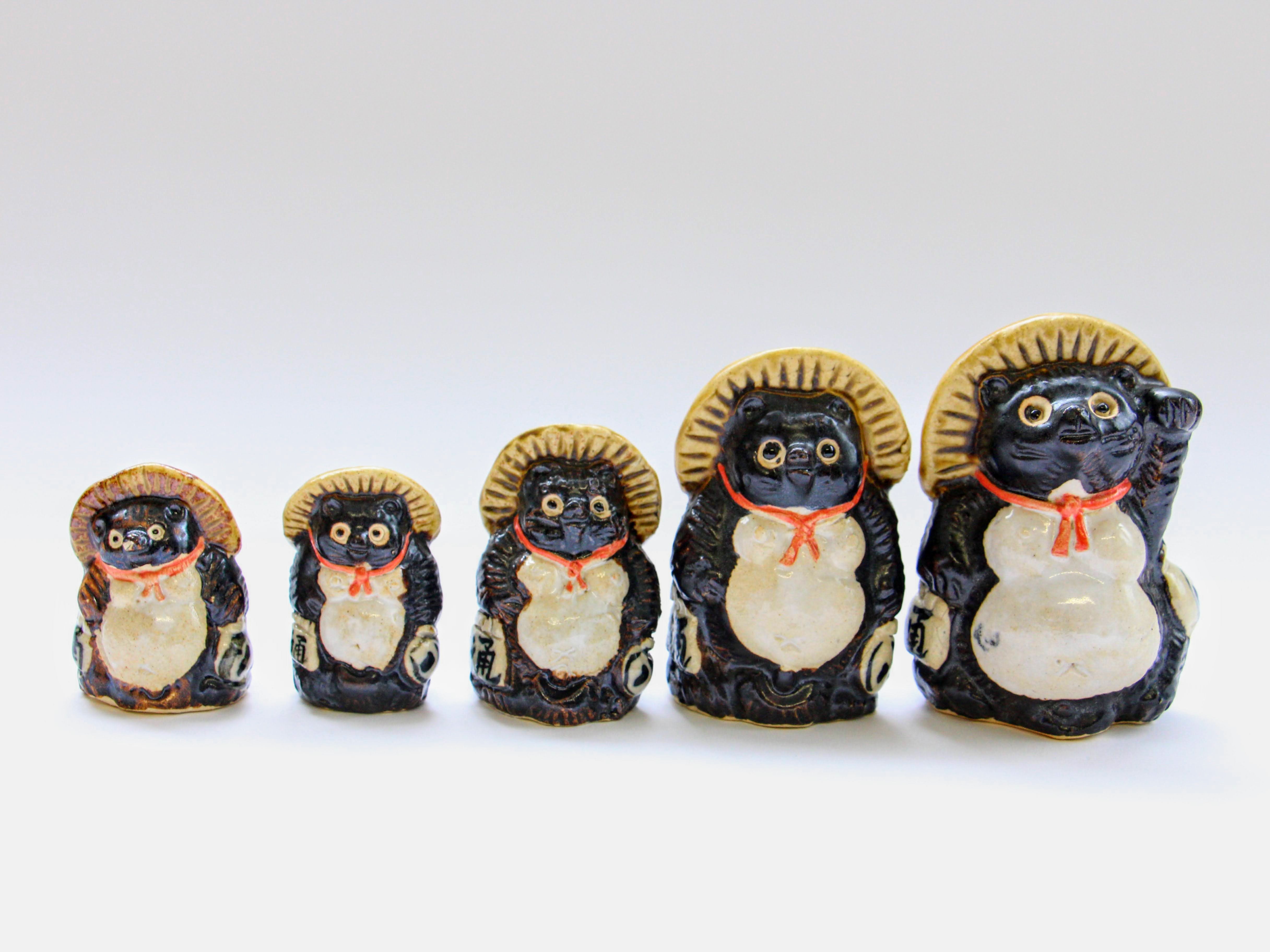 招きたぬき【前川幸市】