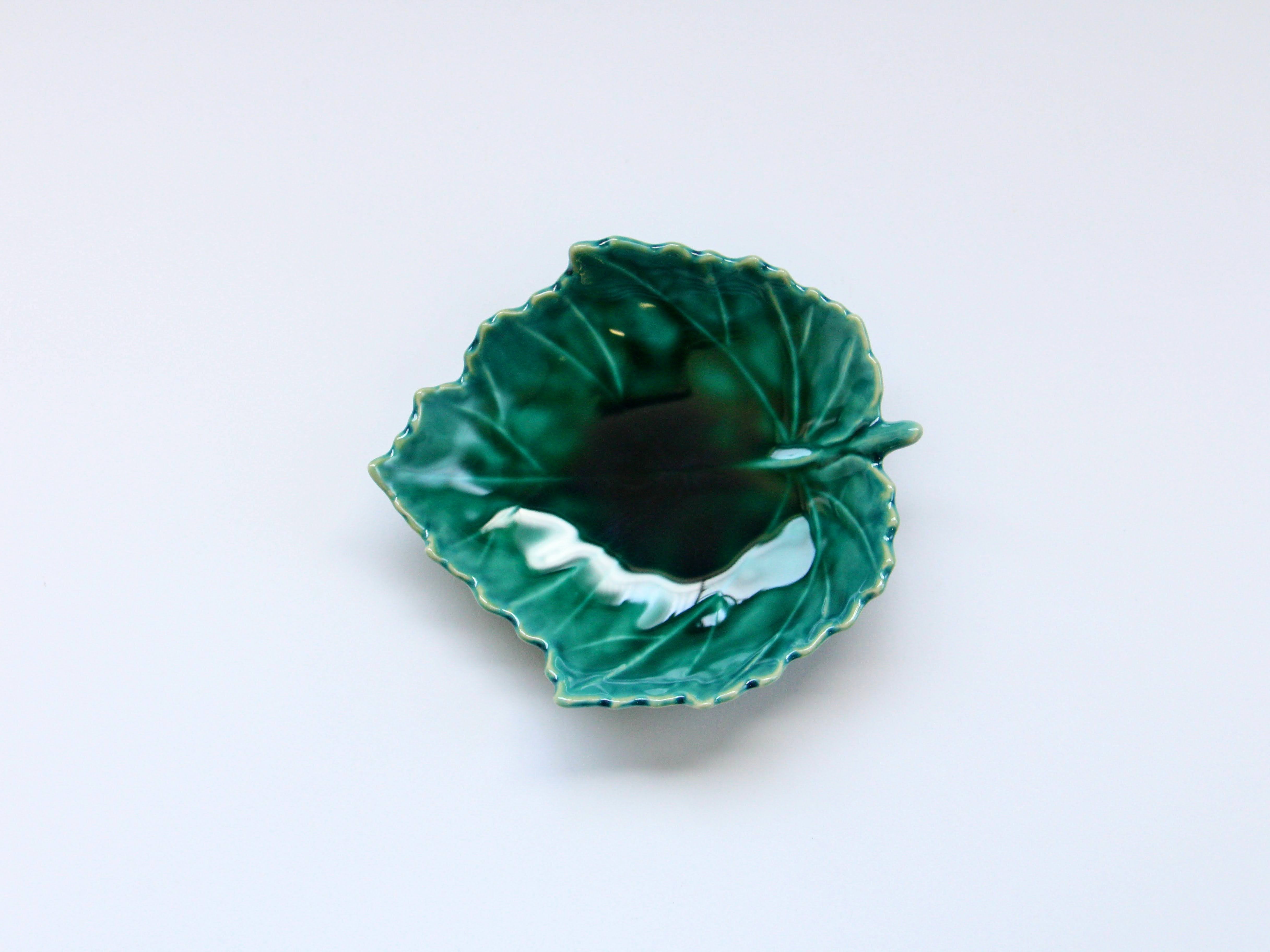 濃緑釉葉型皿【梶謙製磁】