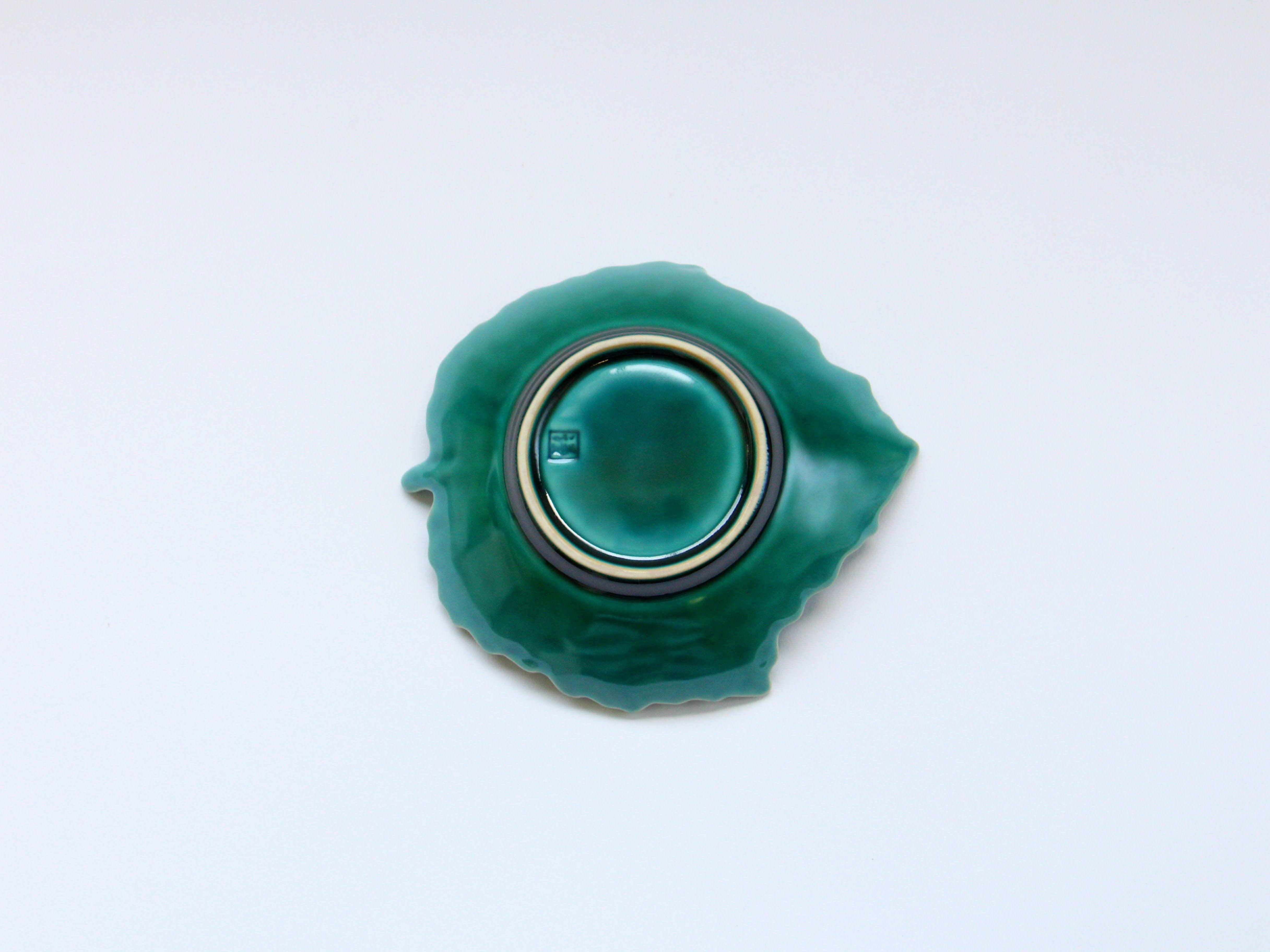 濃緑釉葉型皿【梶謙製磁】