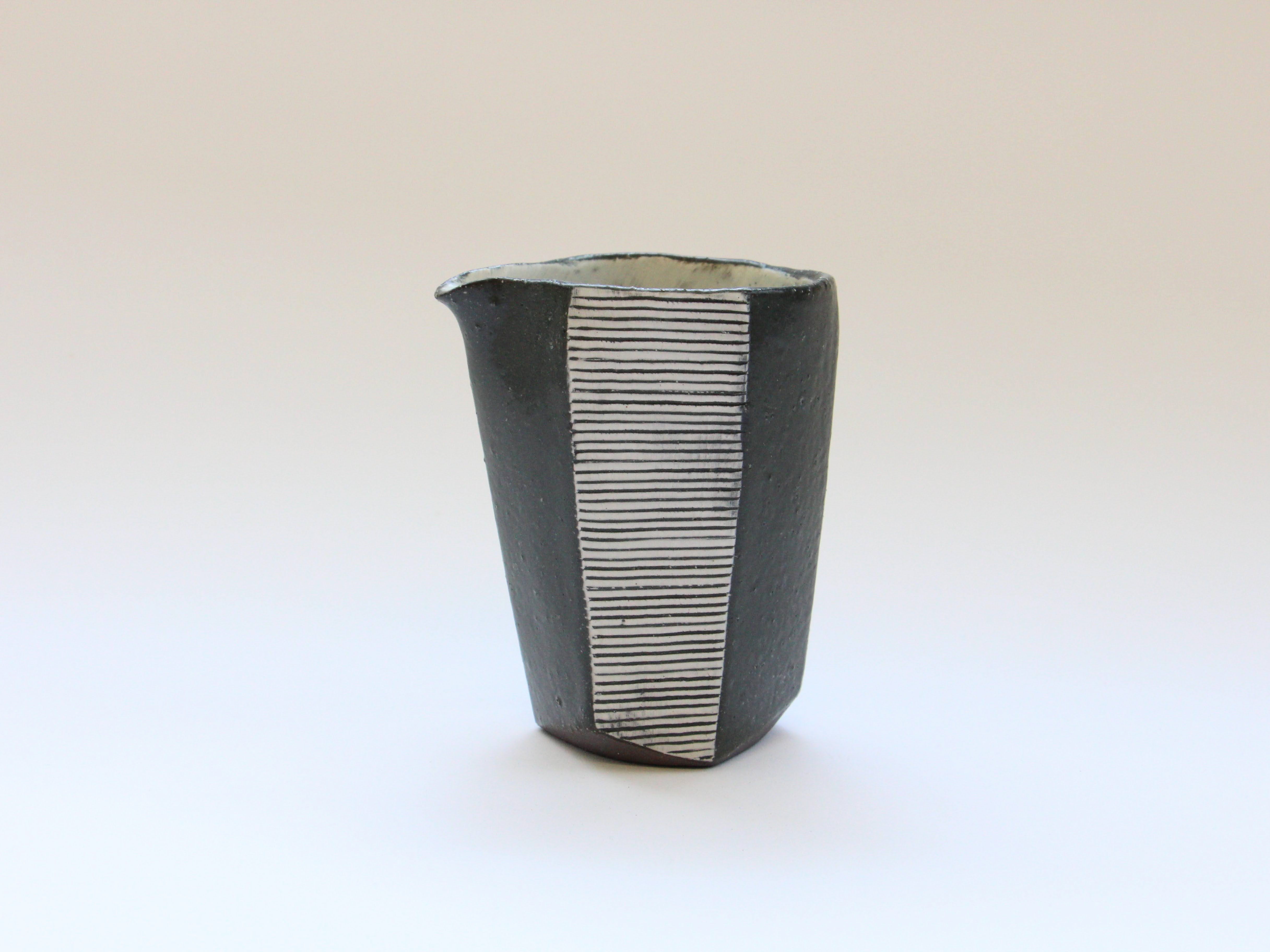 黒釉白地線彫六角注器【大友辰雄】