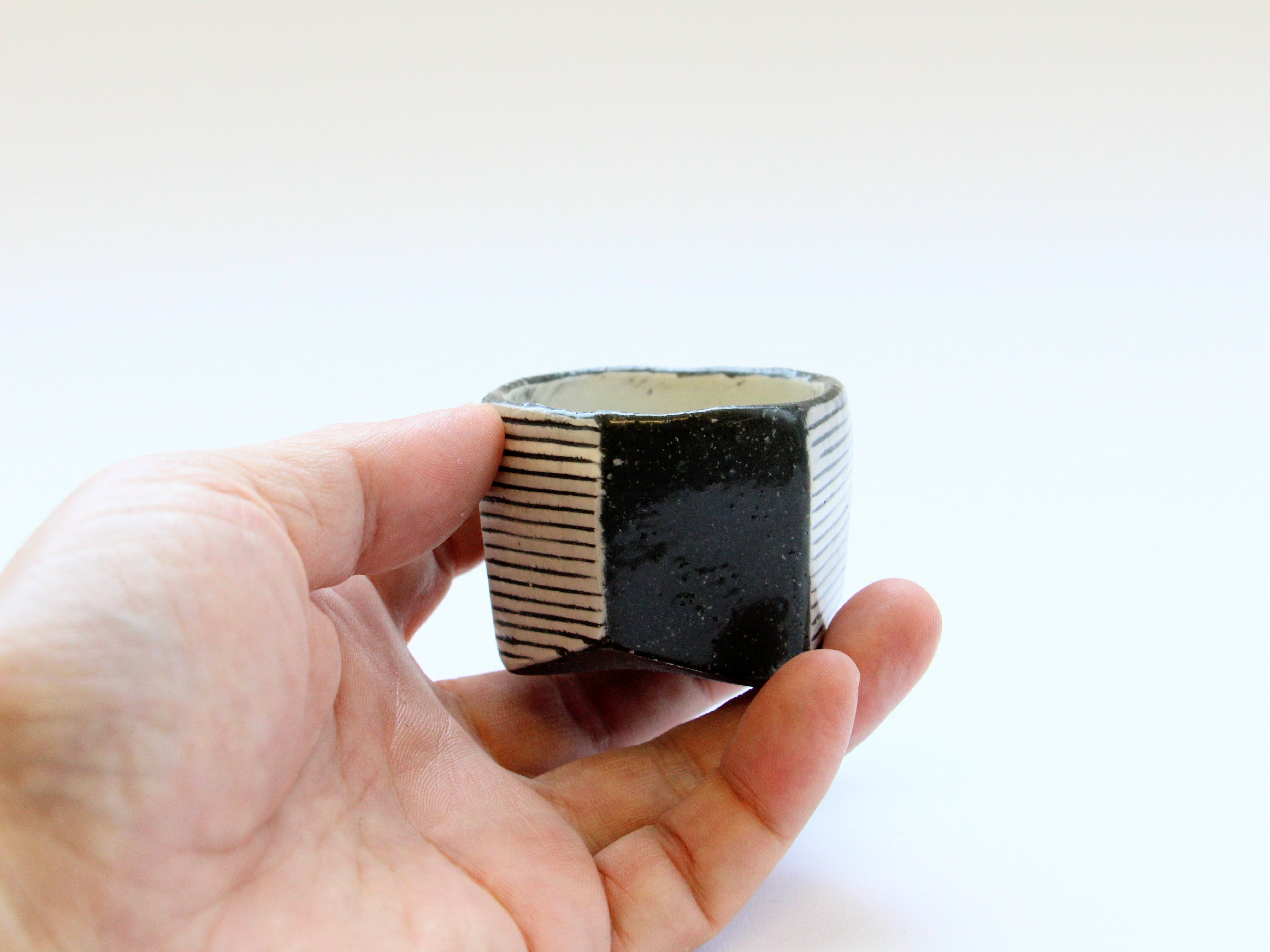 黒釉白地線彫六角ぐい呑【大友辰雄】