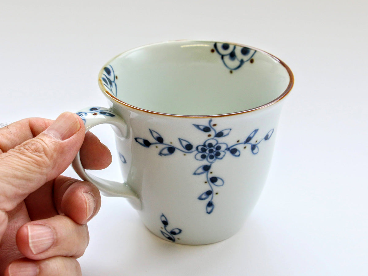 つる花唐草中マグ 青【徳七窯】