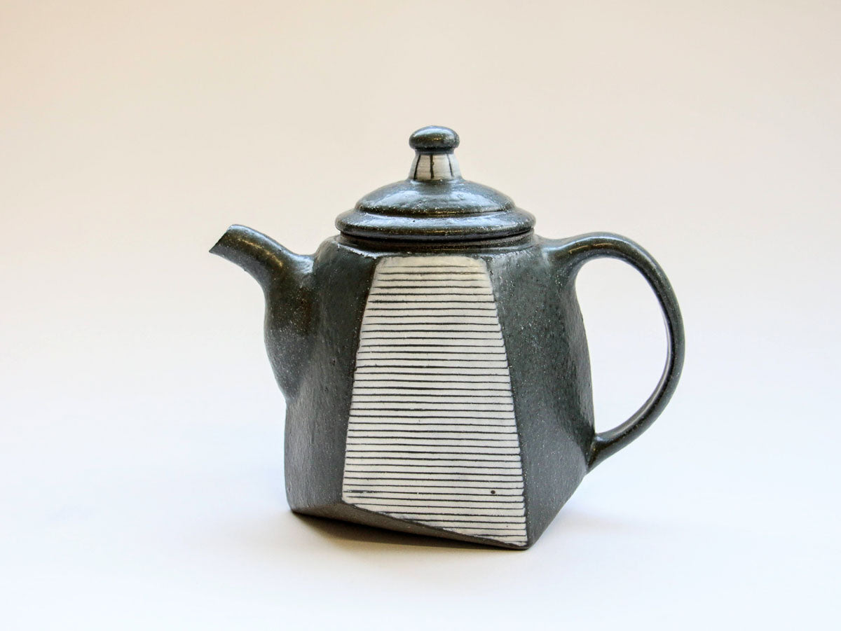 黒釉白地線彫六角ポット【大友辰雄】