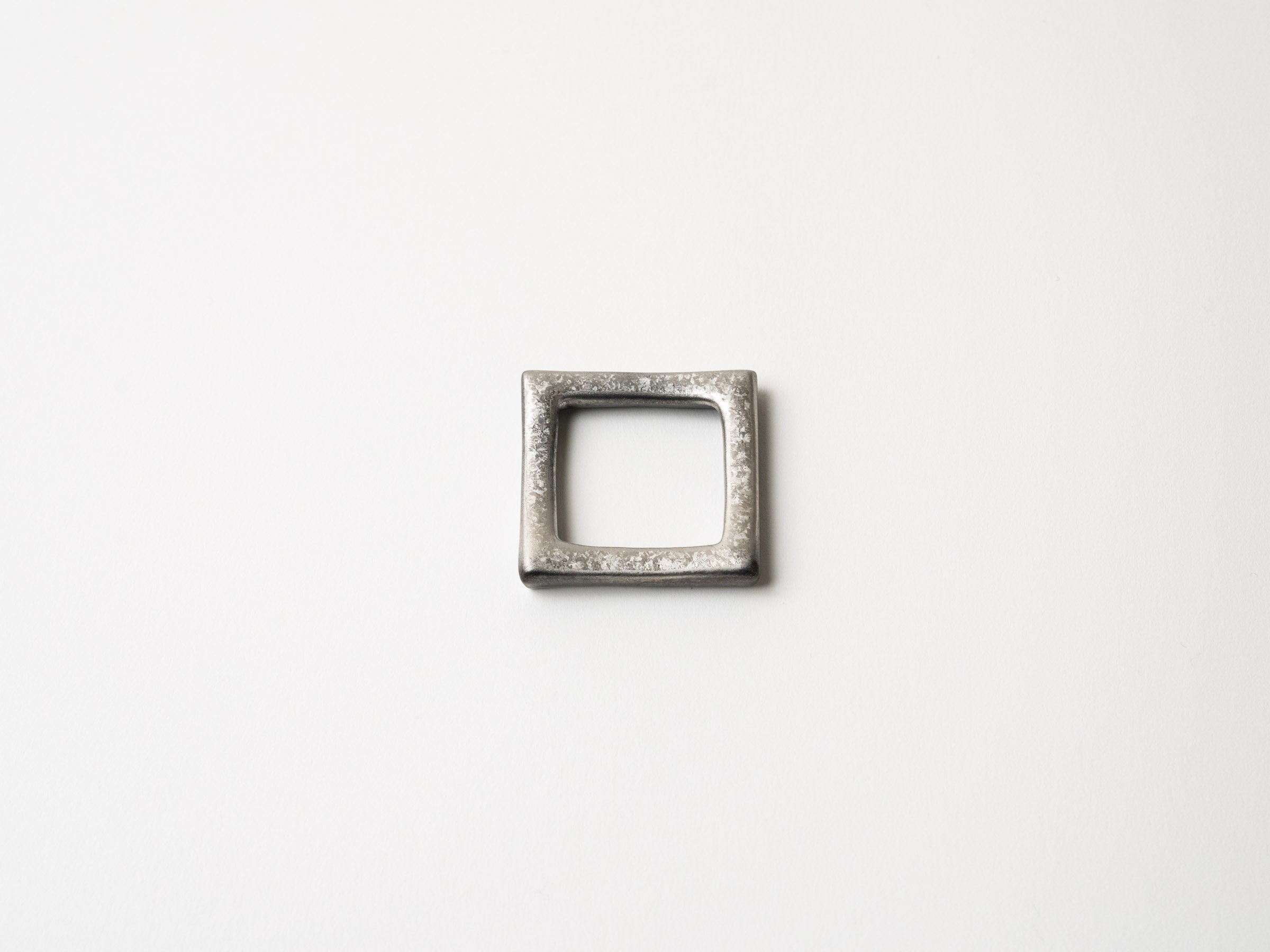 黒柚子銀塗り市松箸置【陶悦窯】