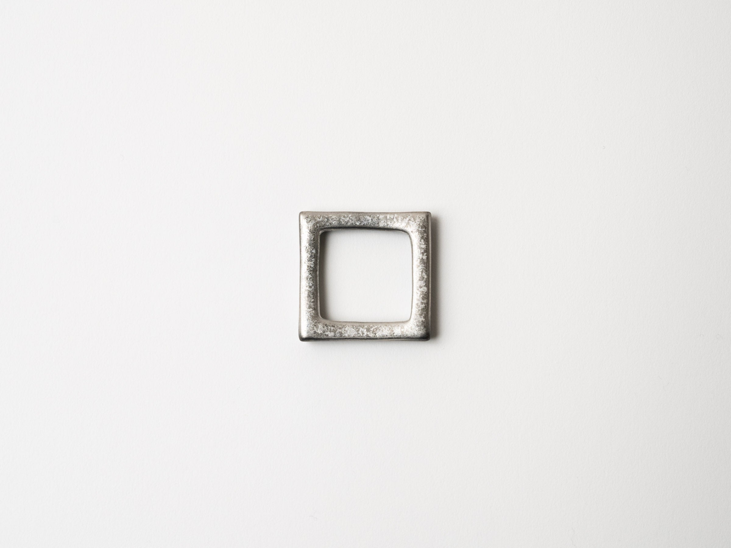 黒柚子銀塗り市松箸置【陶悦窯】