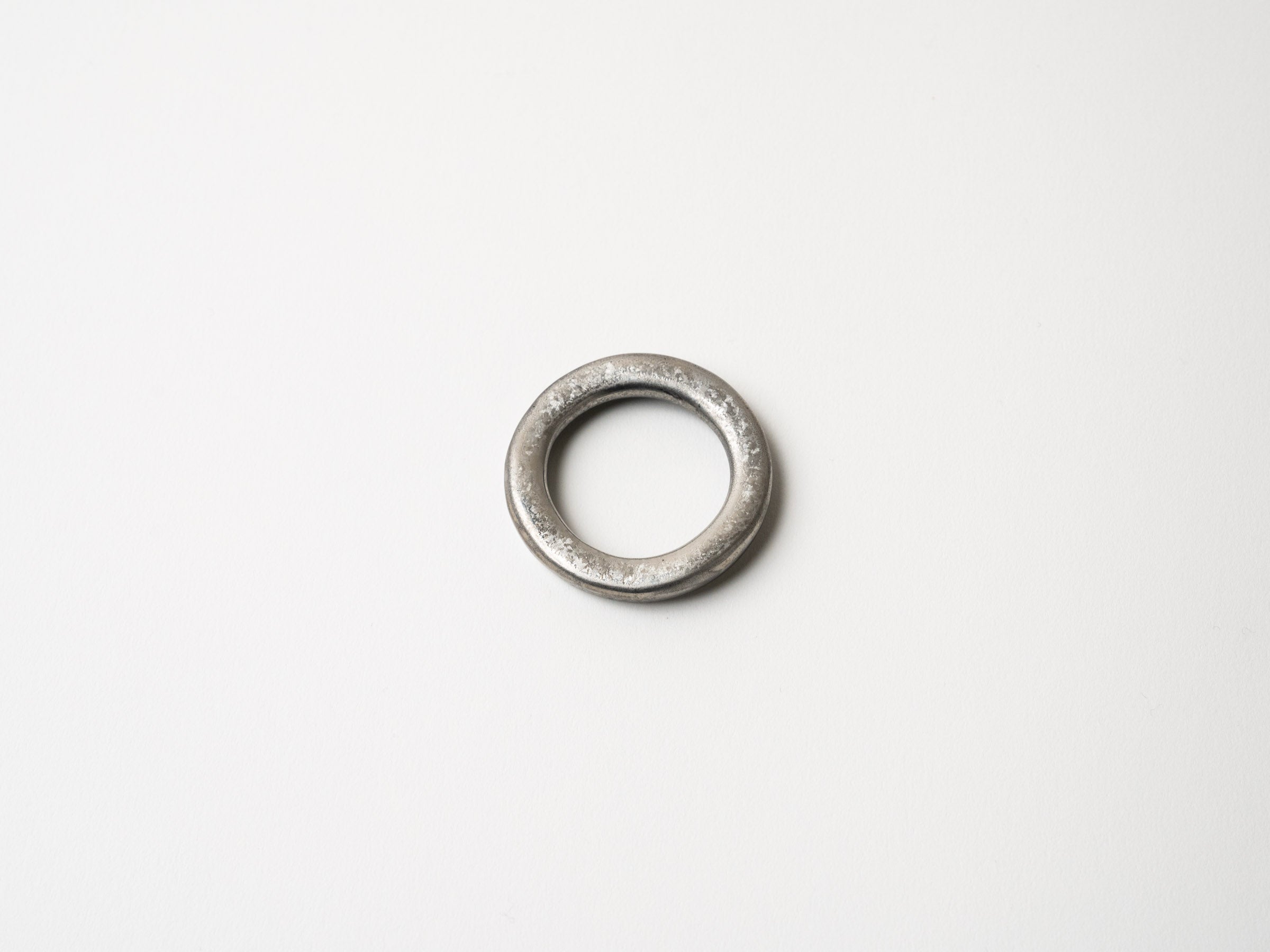 黒柚子銀塗り丸紋箸置【陶悦窯】