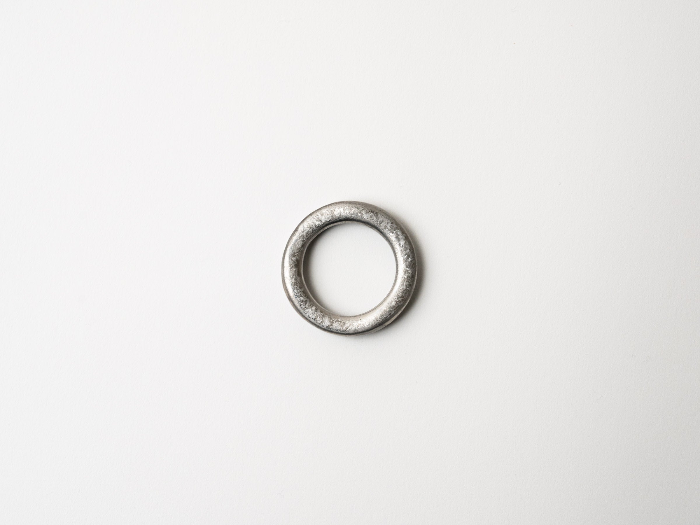 黒柚子銀塗り丸紋箸置【陶悦窯】