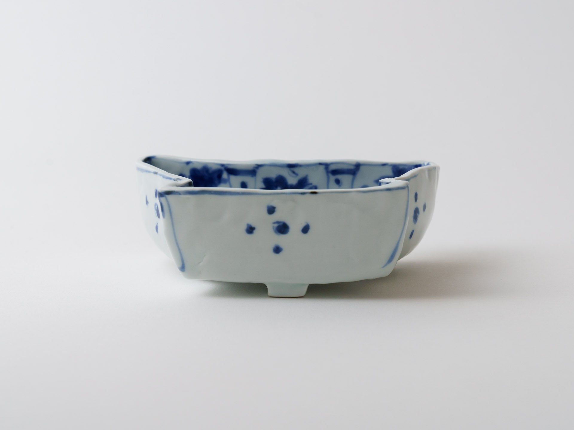 染付うさぎ足付向付【松尾貞一郎】