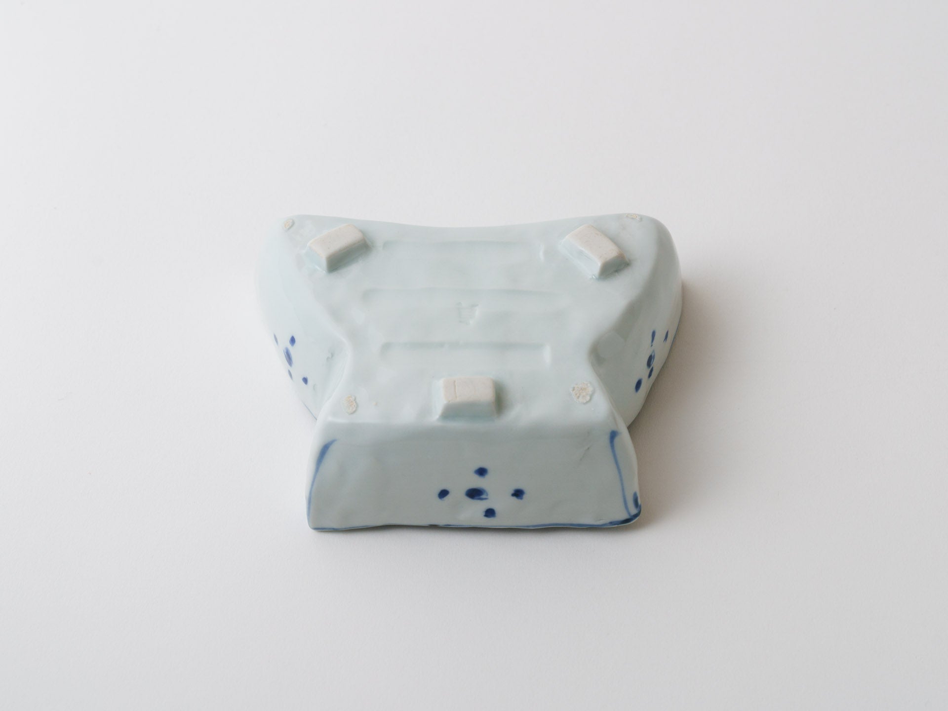 染付うさぎ足付向付【松尾貞一郎】