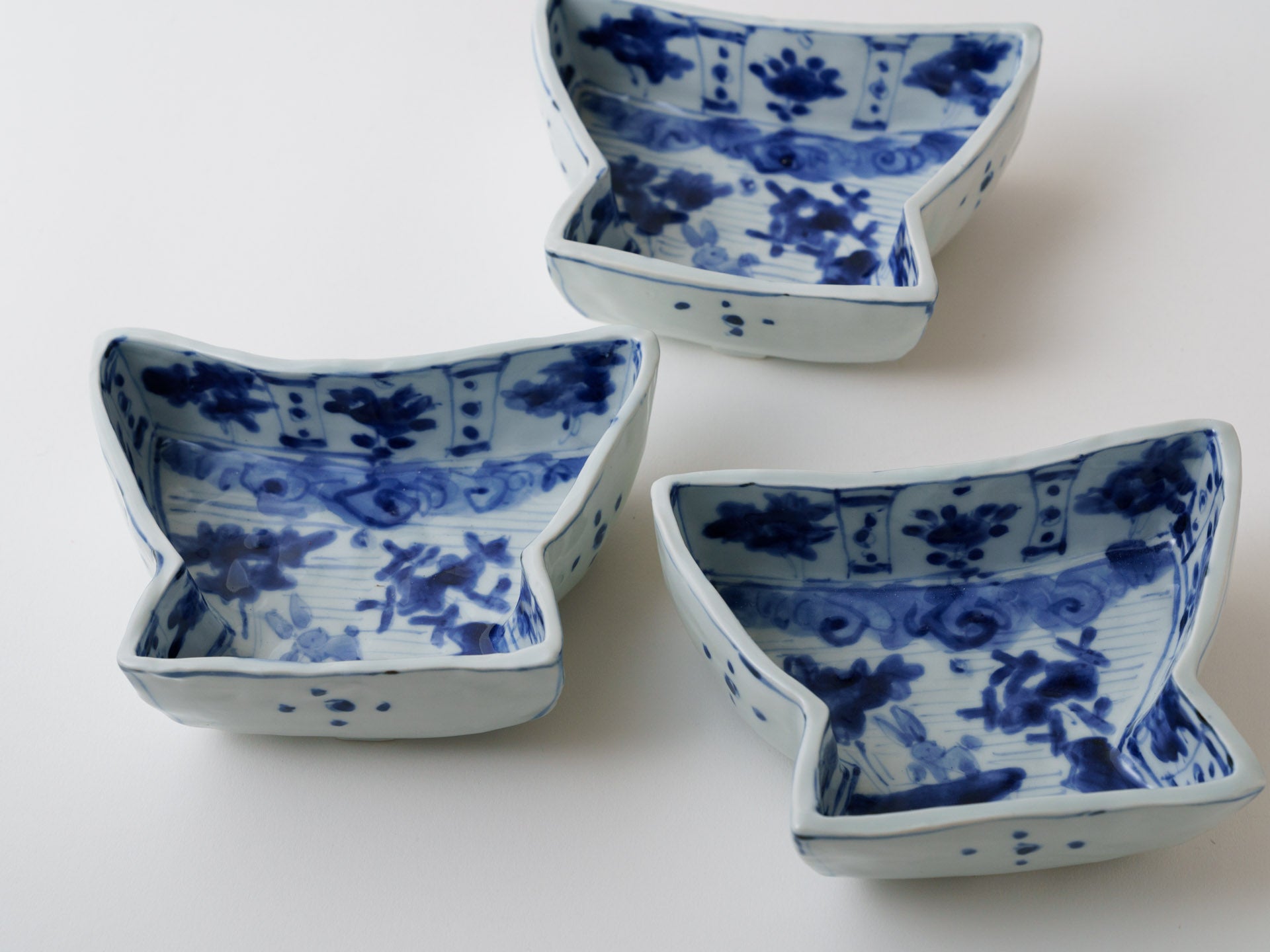 染付うさぎ足付向付【松尾貞一郎】