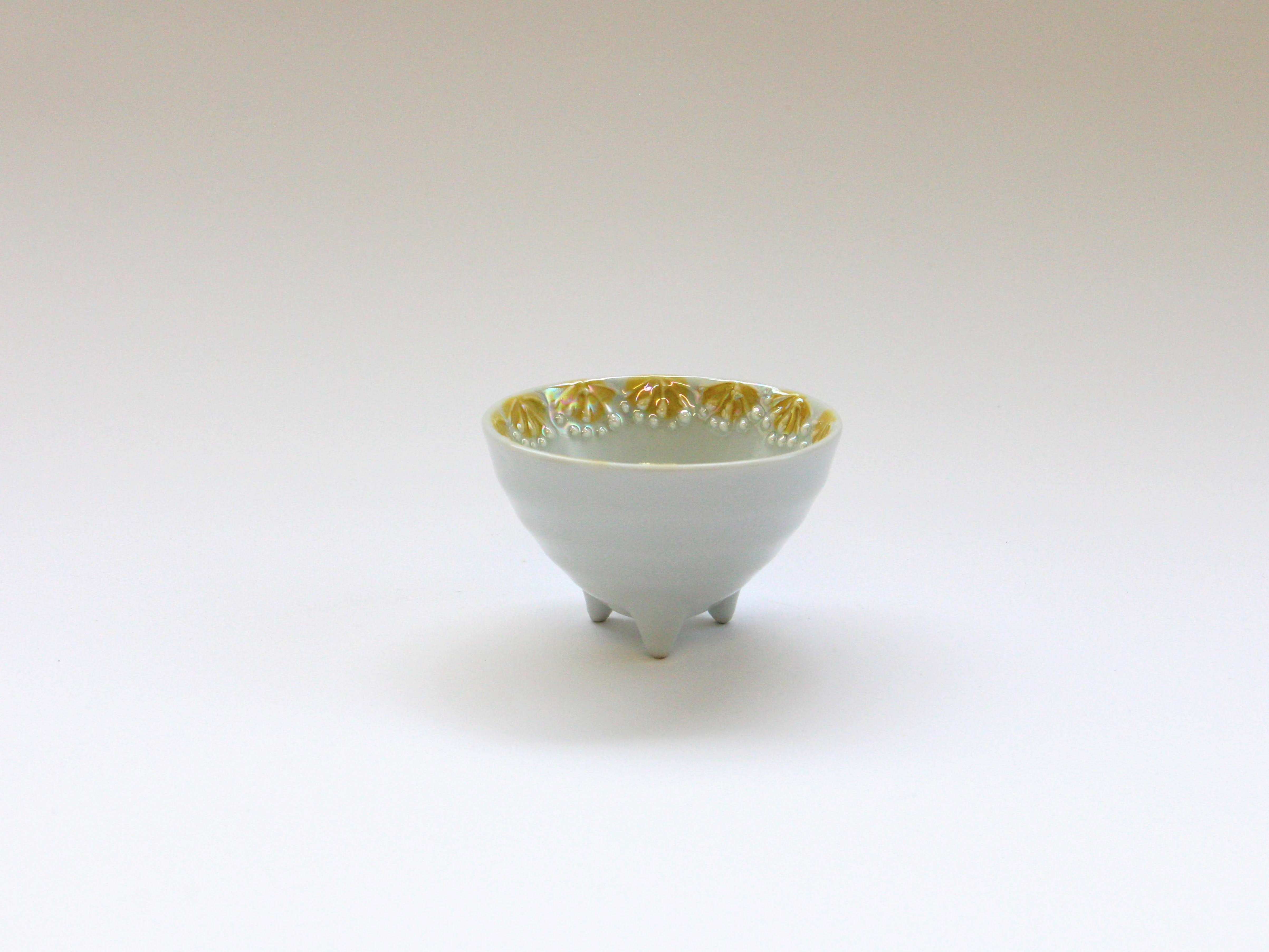 ラスターしべ紋三つ足小付 黄【徳七窯】