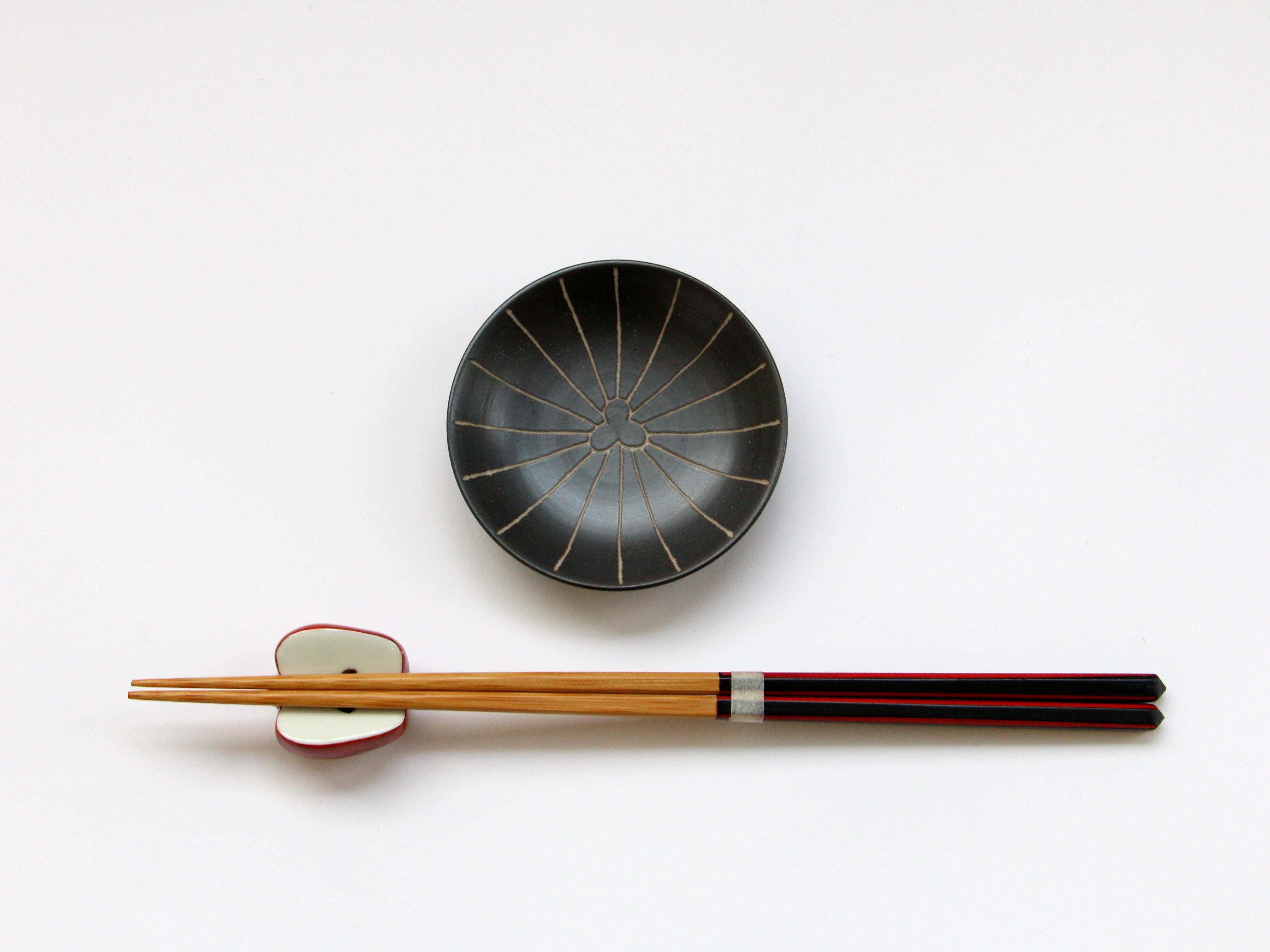 黒陶彫(和)2.5寸皿 マツ【田森陶園】