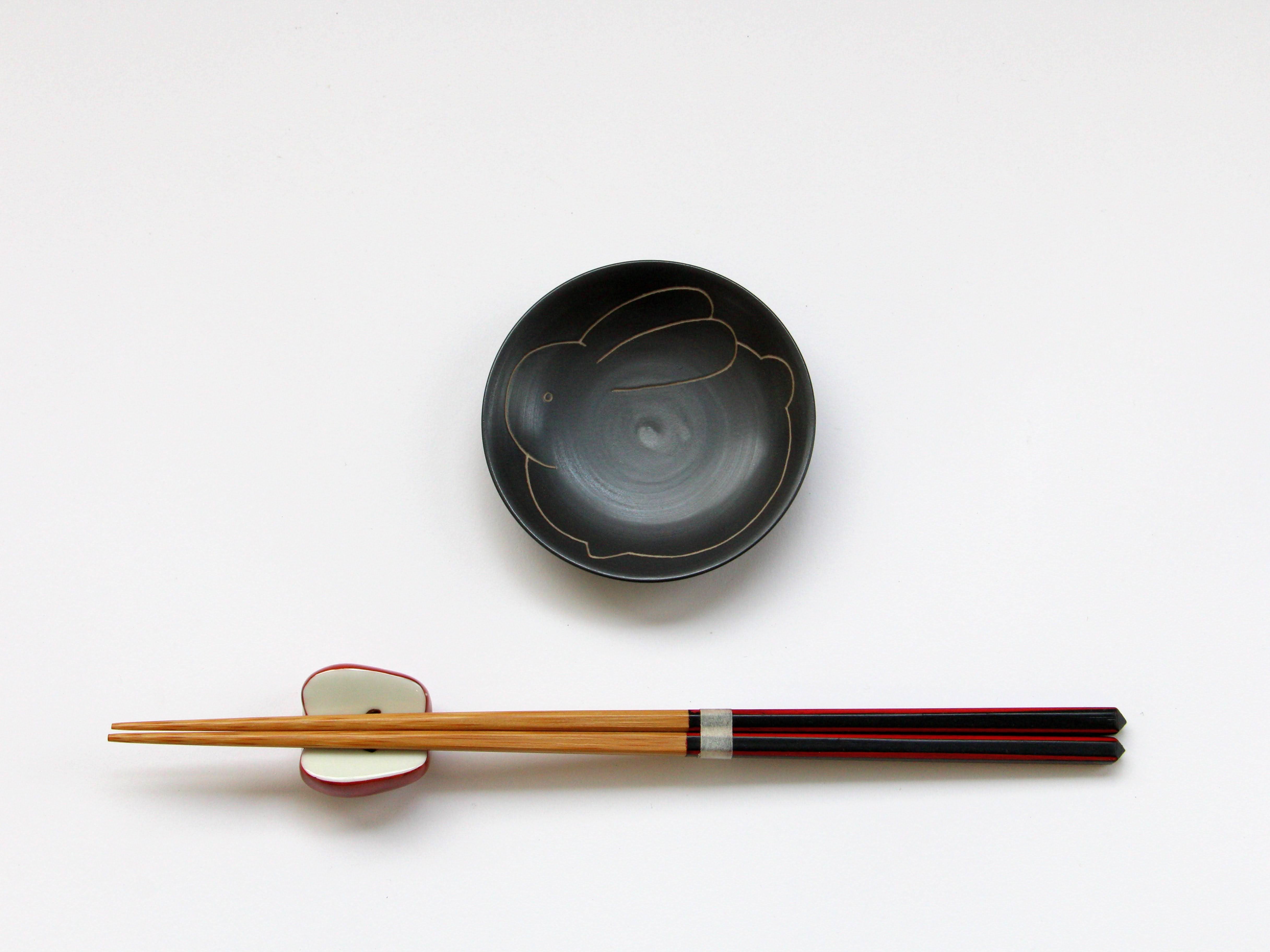 黒陶彫(和)2.5寸皿 ウサギ【田森陶園】