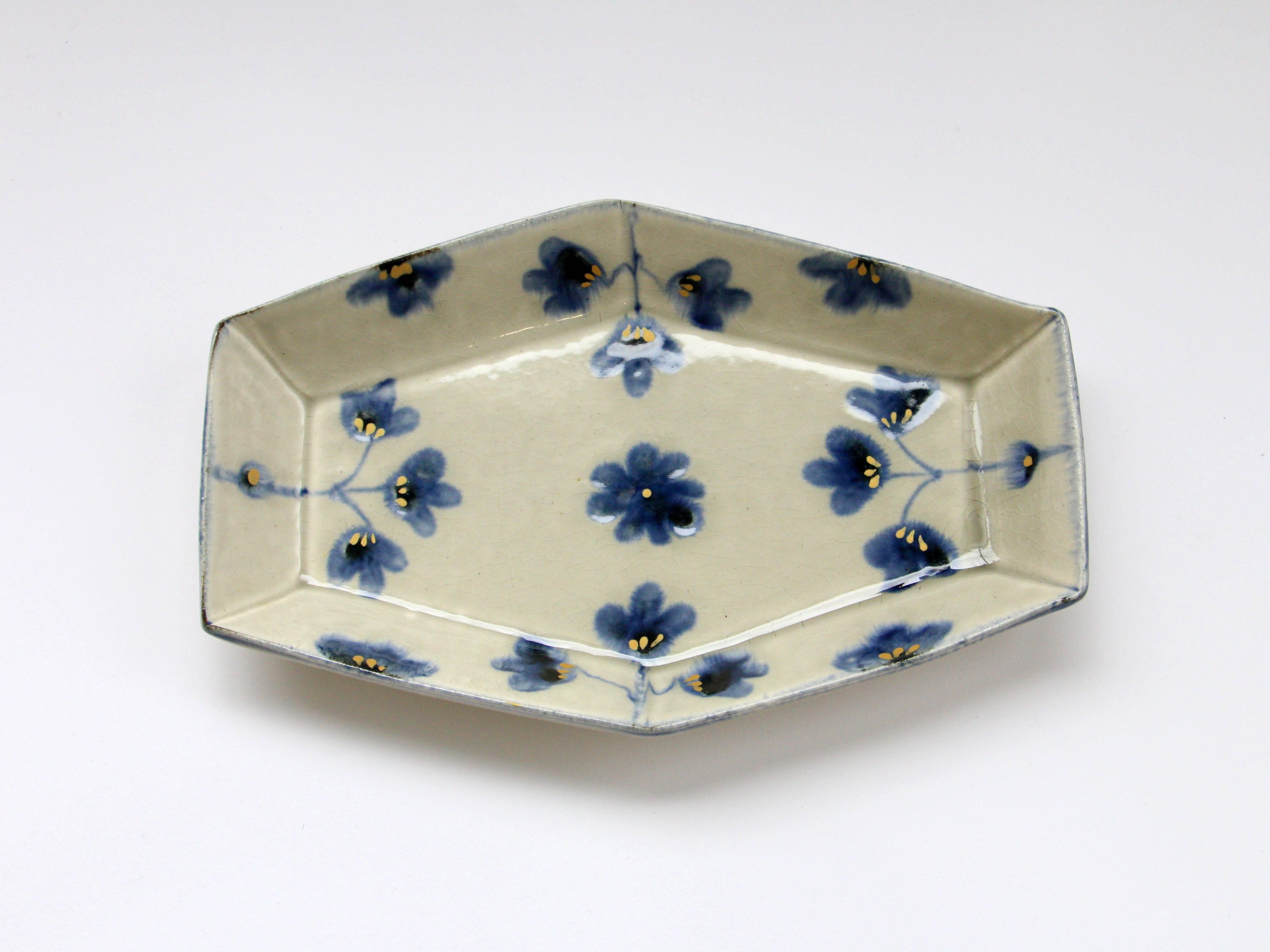 金彩灰泥釉草花紋六角皿 中【喜鶴製陶】