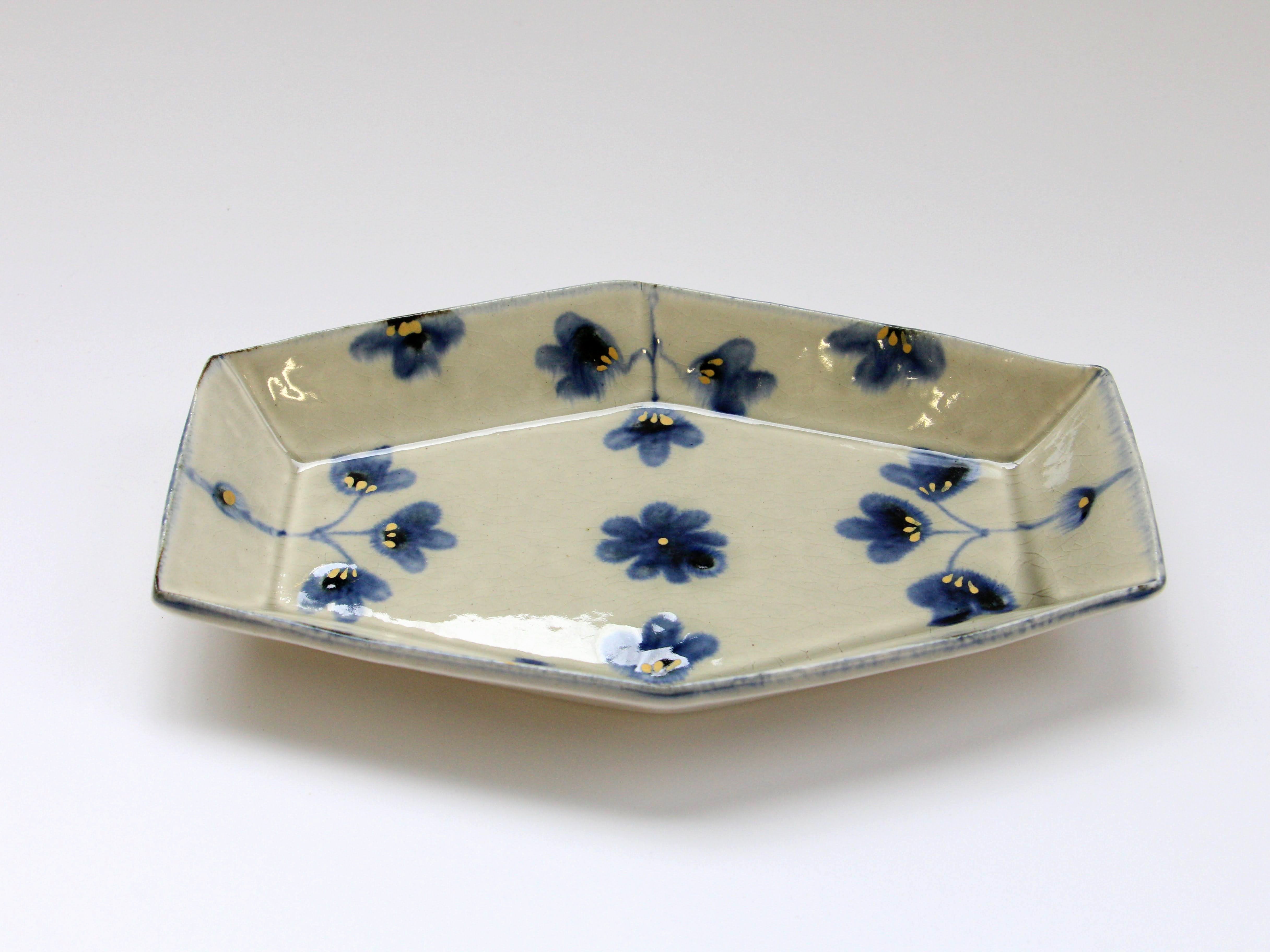 金彩灰泥釉草花紋六角皿 中【喜鶴製陶】