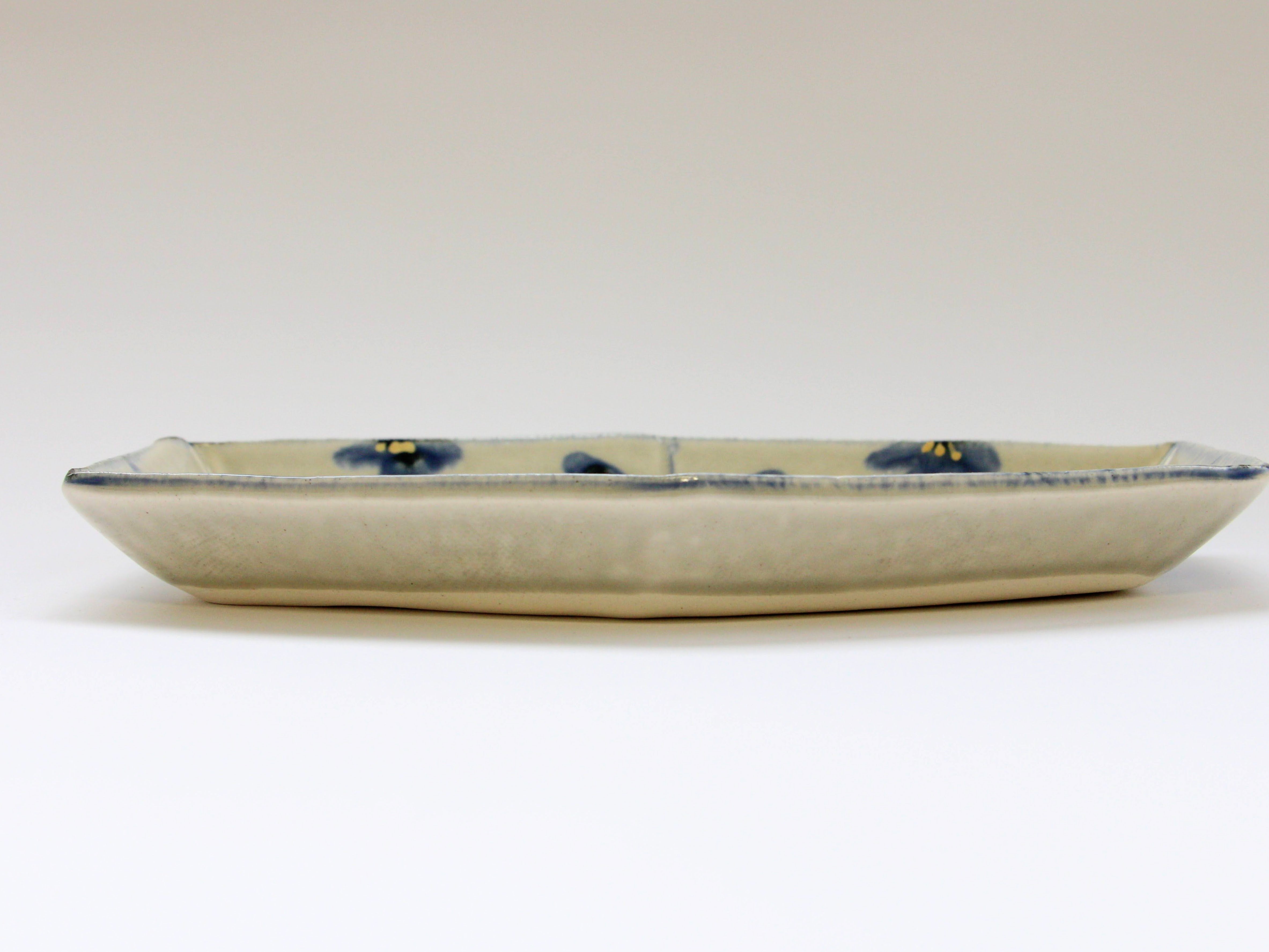 金彩灰泥釉草花紋六角皿 中【喜鶴製陶】