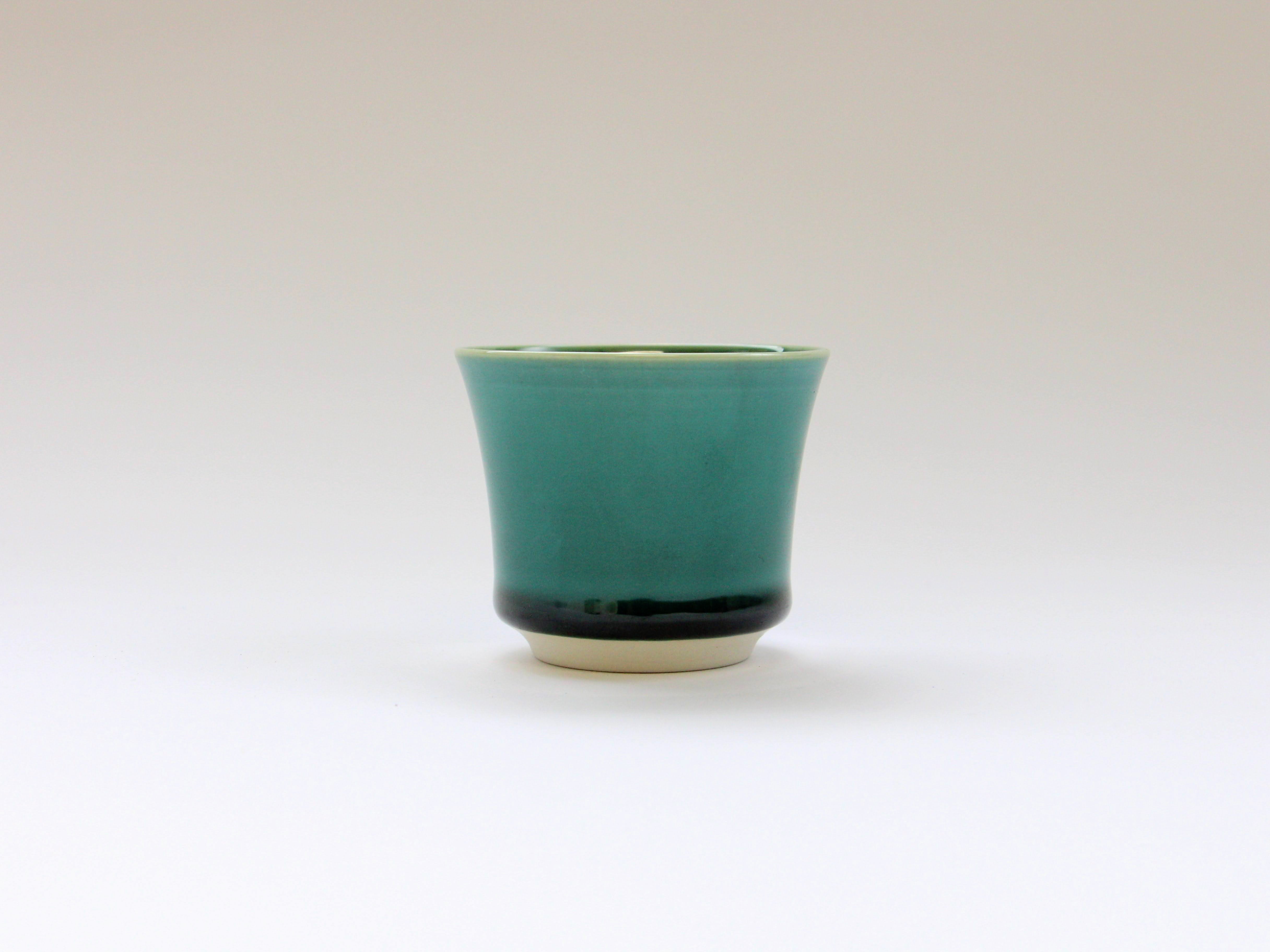 濃緑釉麻の葉彫り酒グラス【梶謙製磁】