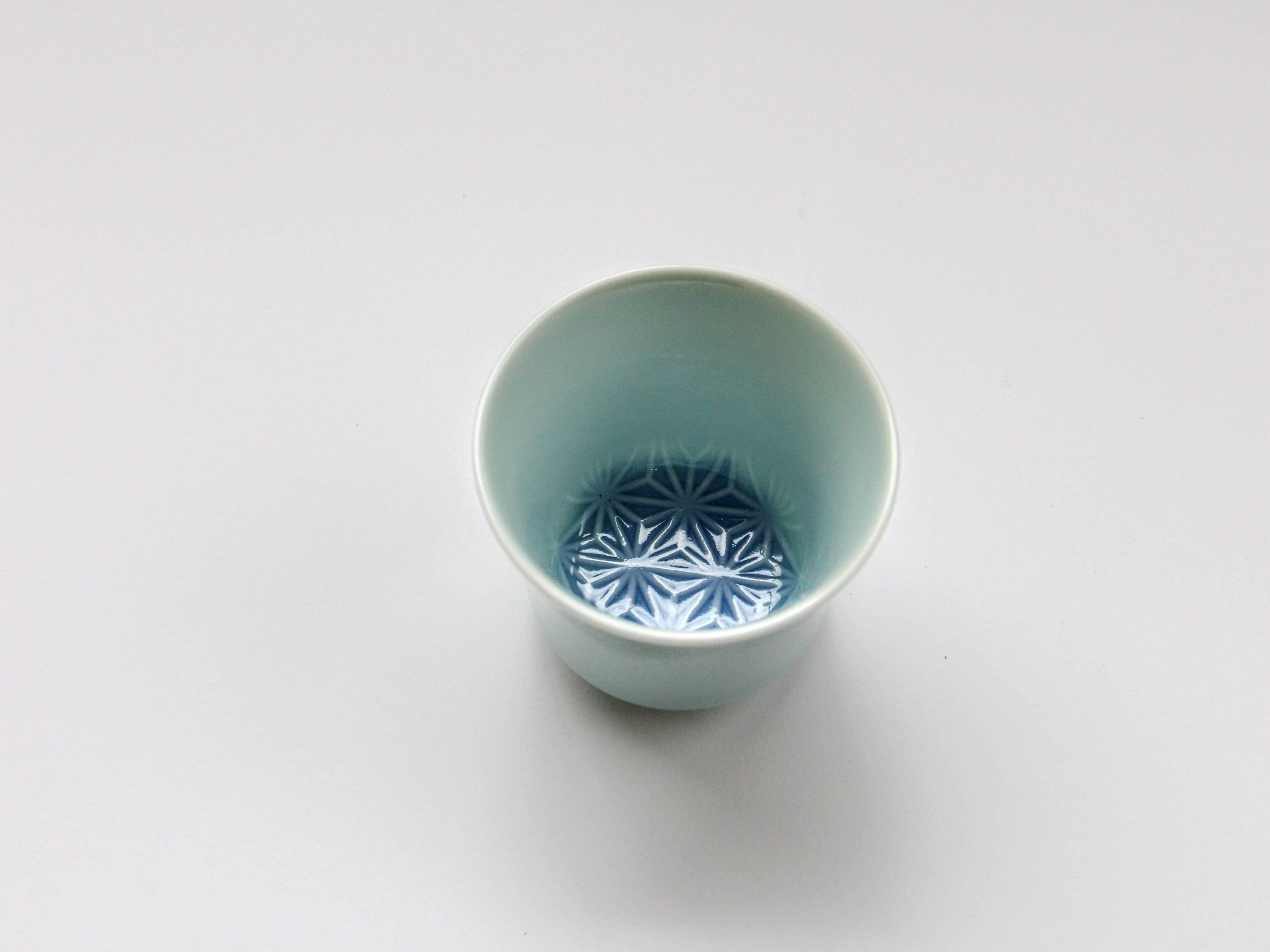 青白磁ブルー麻の葉彫り酒グラス【梶謙製磁】