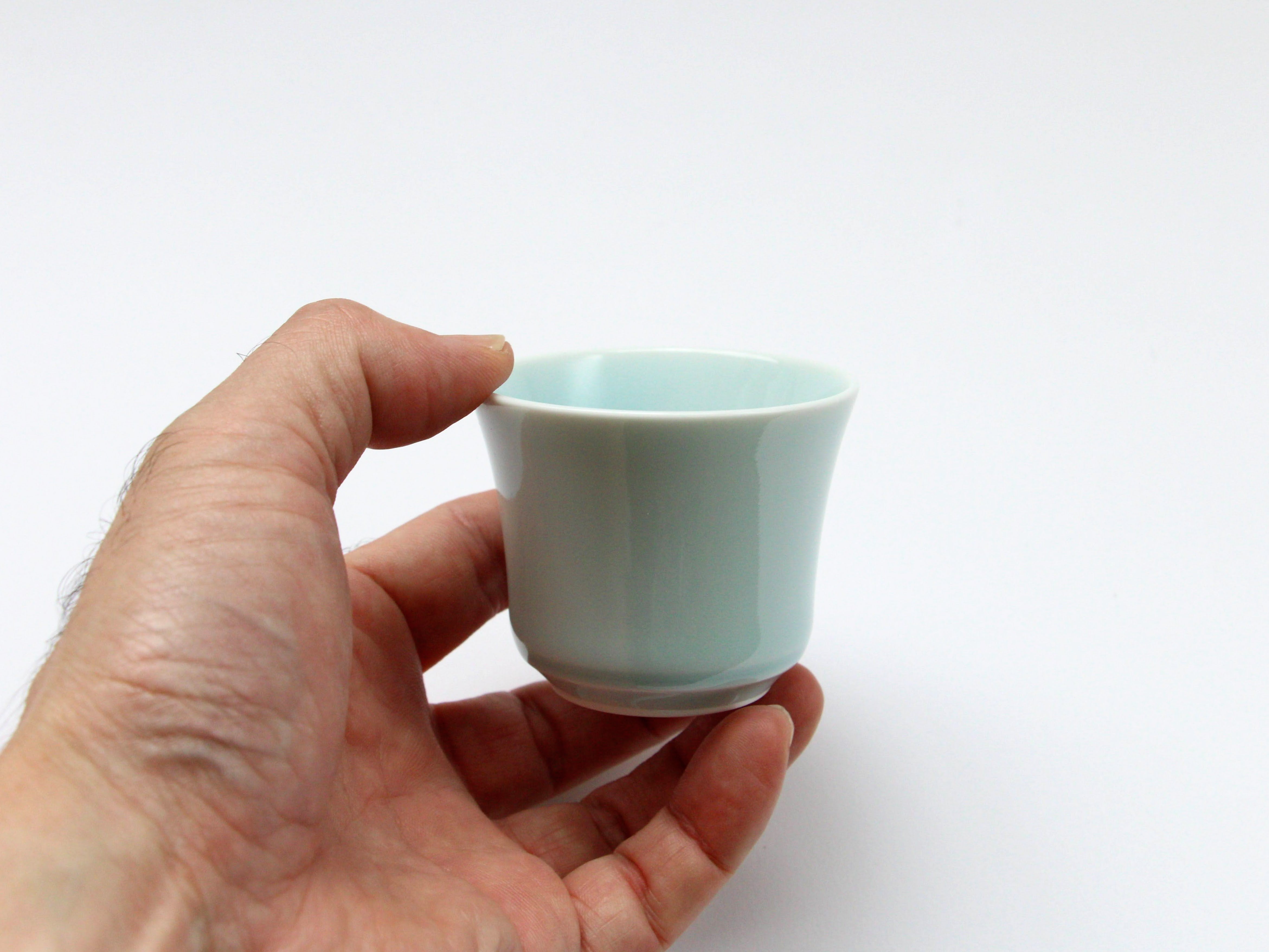 青白磁ブルー麻の葉彫り酒グラス【梶謙製磁】