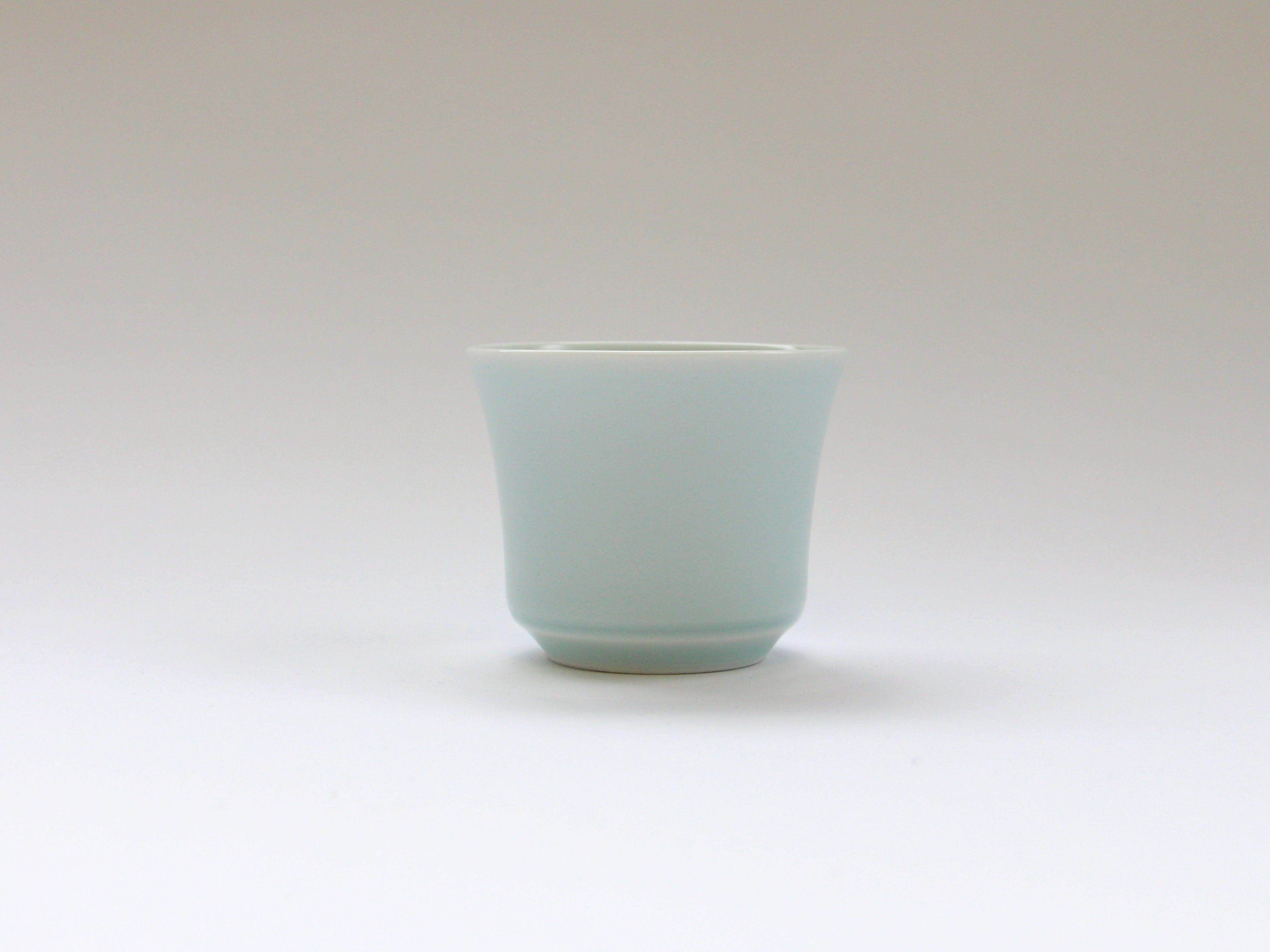 青白磁麻の葉彫り酒グラス【梶謙製磁】