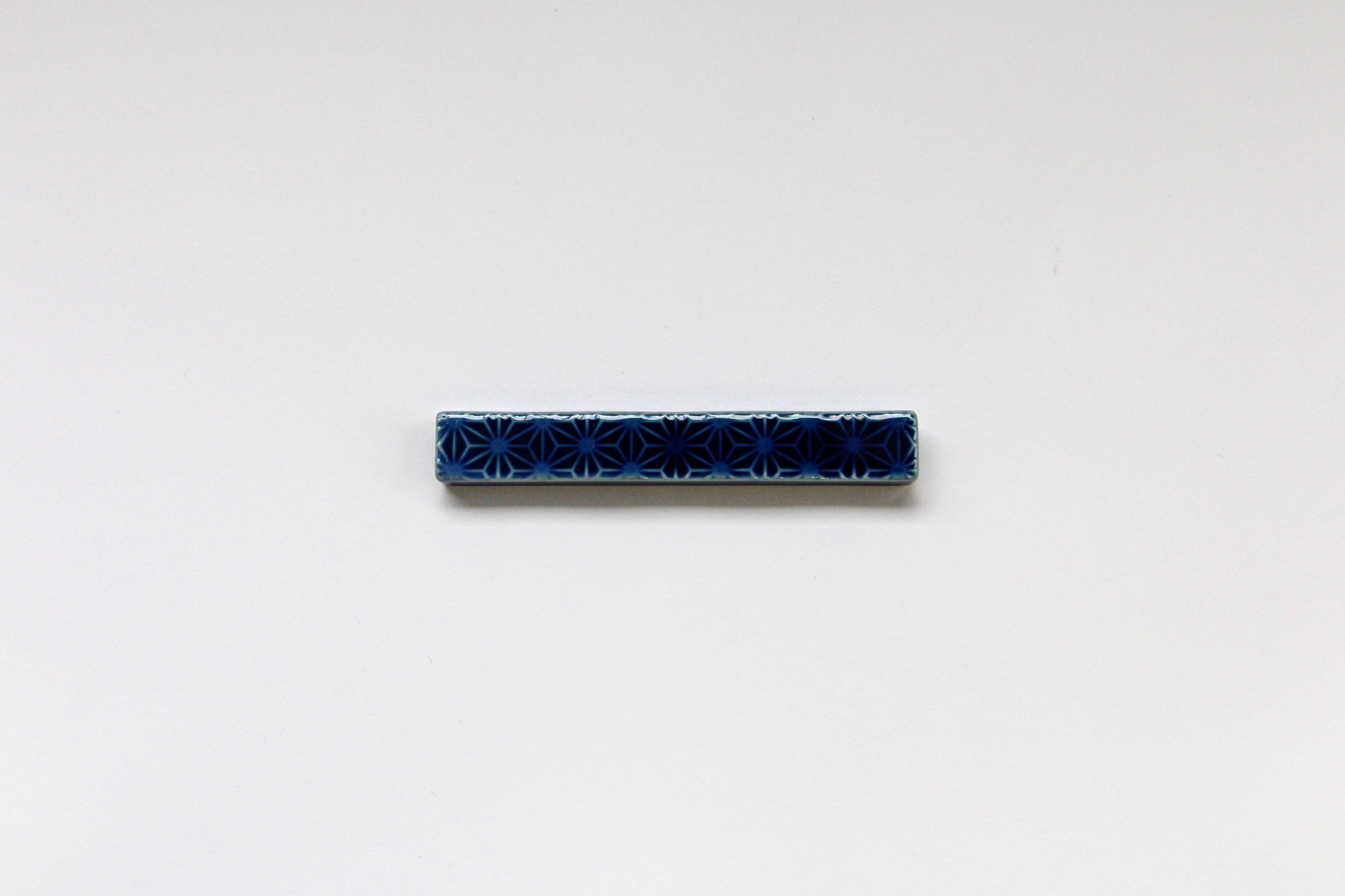 ルリ釉麻の葉彫り長角レスト【梶謙製磁】