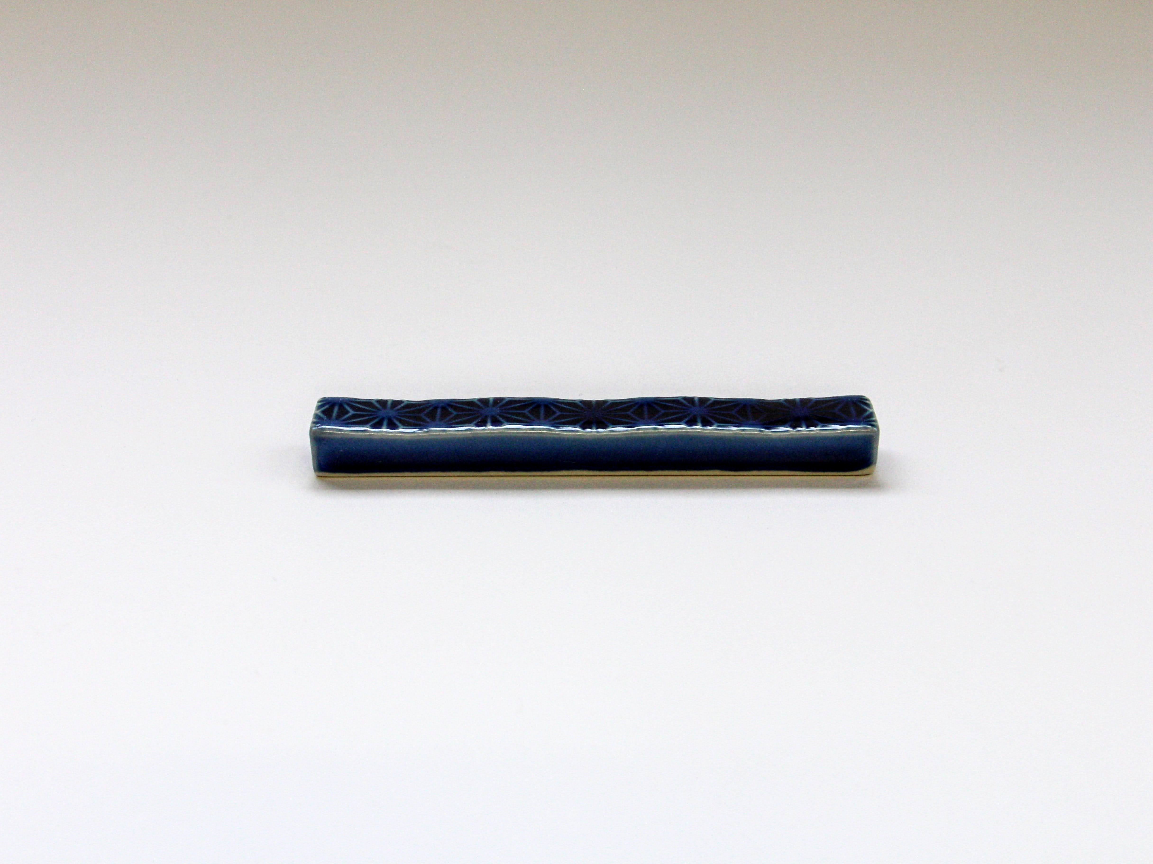 ルリ釉麻の葉彫り長角レスト【梶謙製磁】