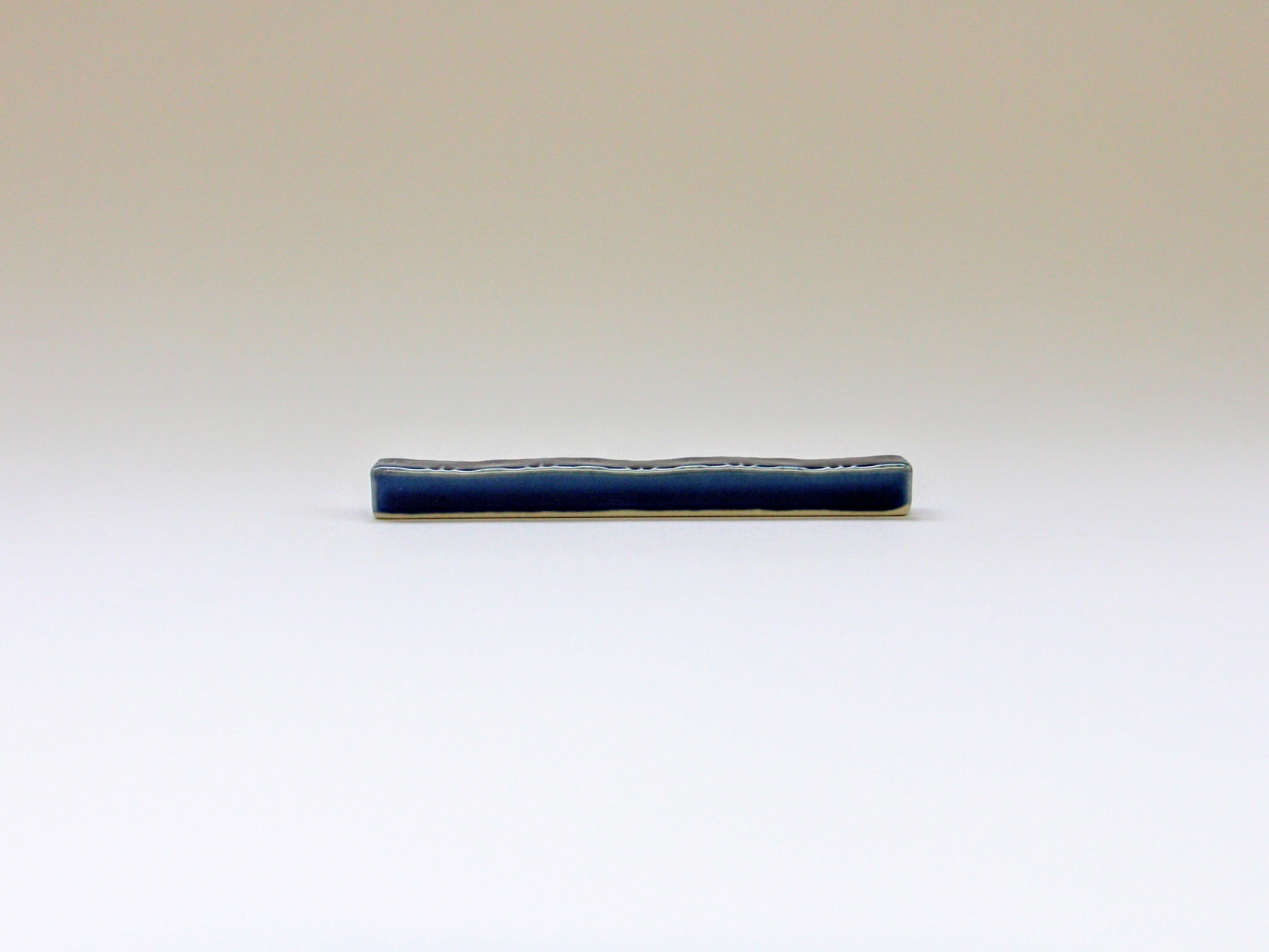 ルリ釉麻の葉彫り長角レスト【梶謙製磁】