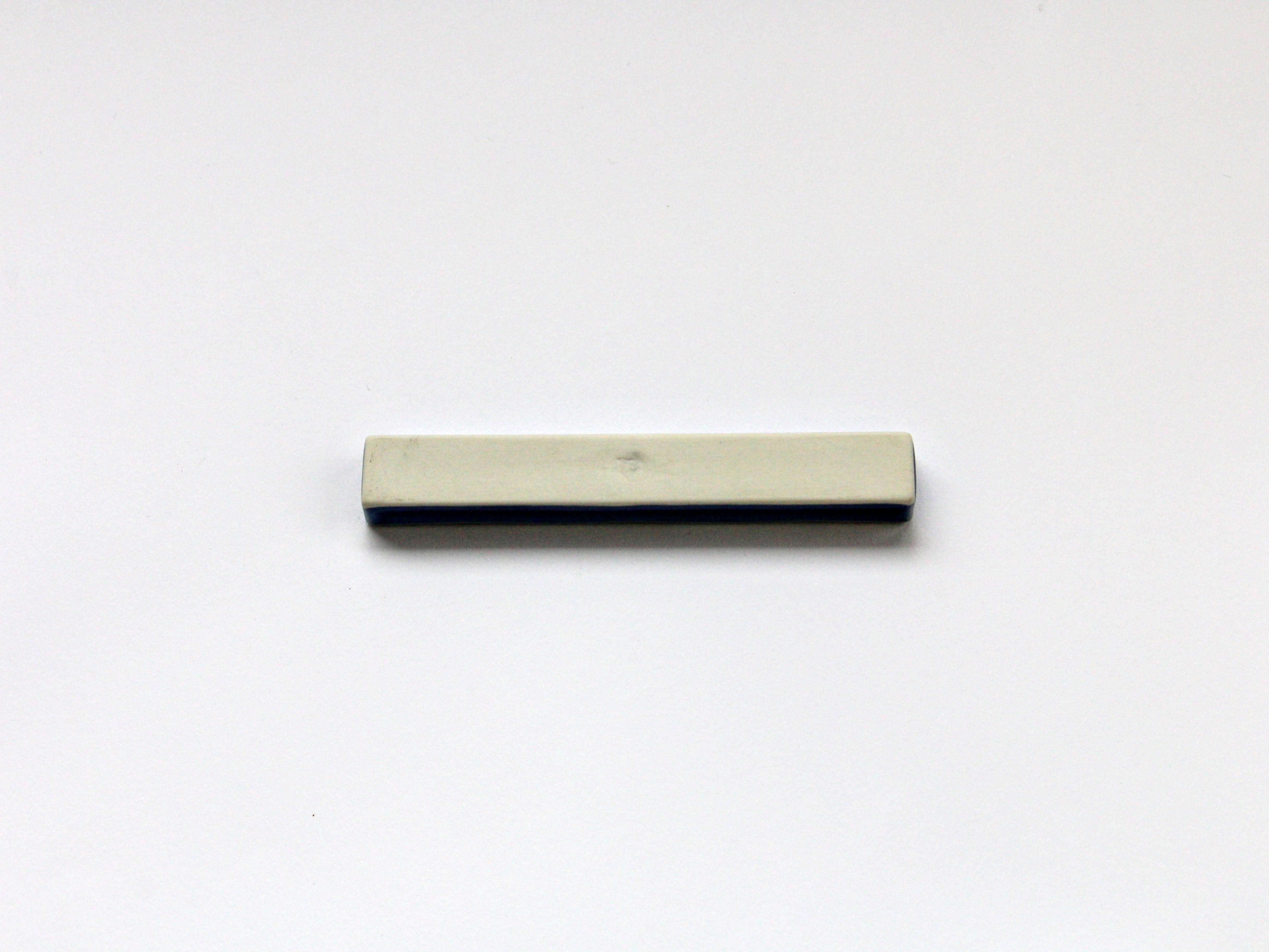 ルリ釉麻の葉彫り長角レスト【梶謙製磁】