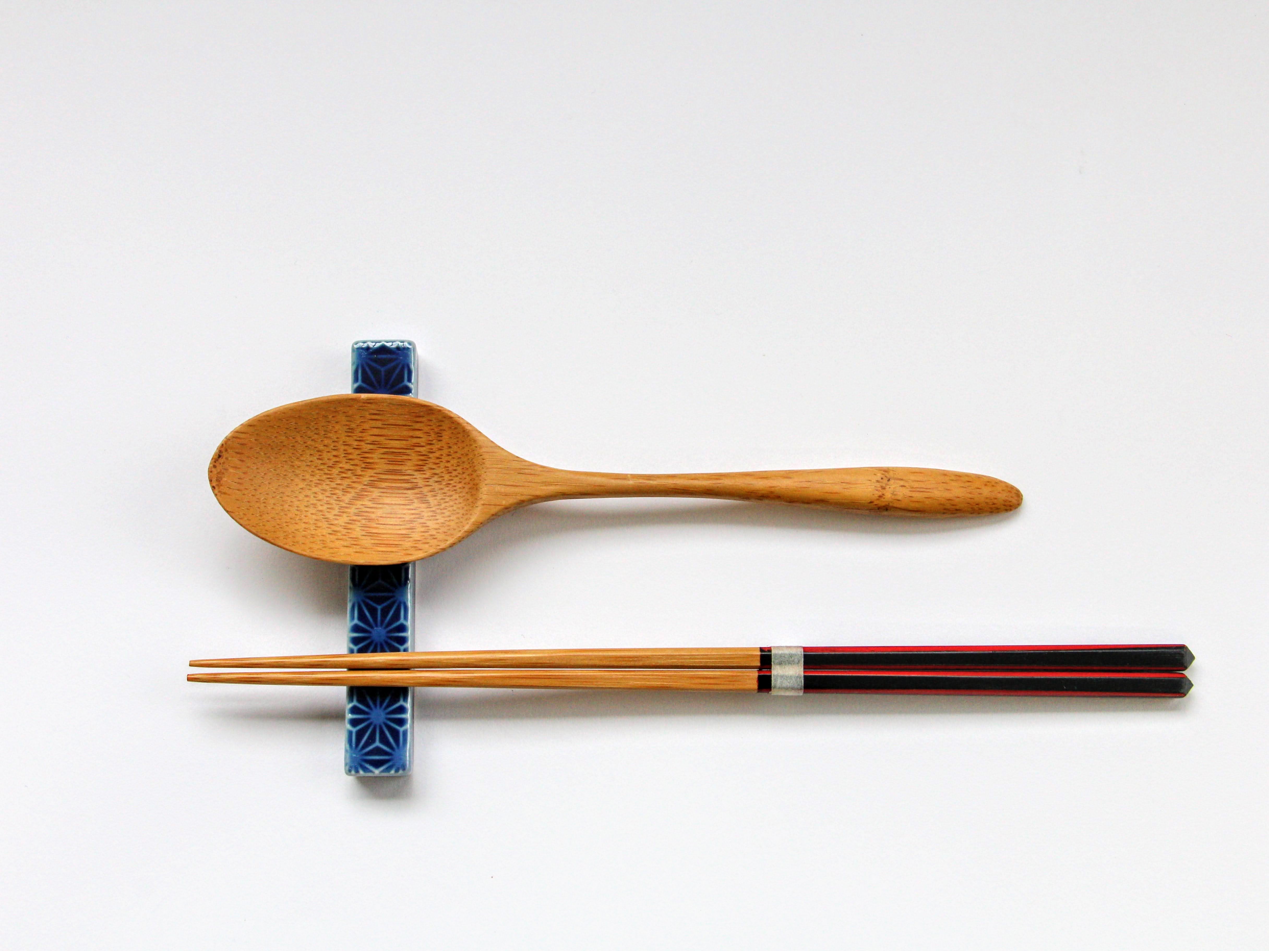 ルリ釉麻の葉彫り長角レスト【梶謙製磁】