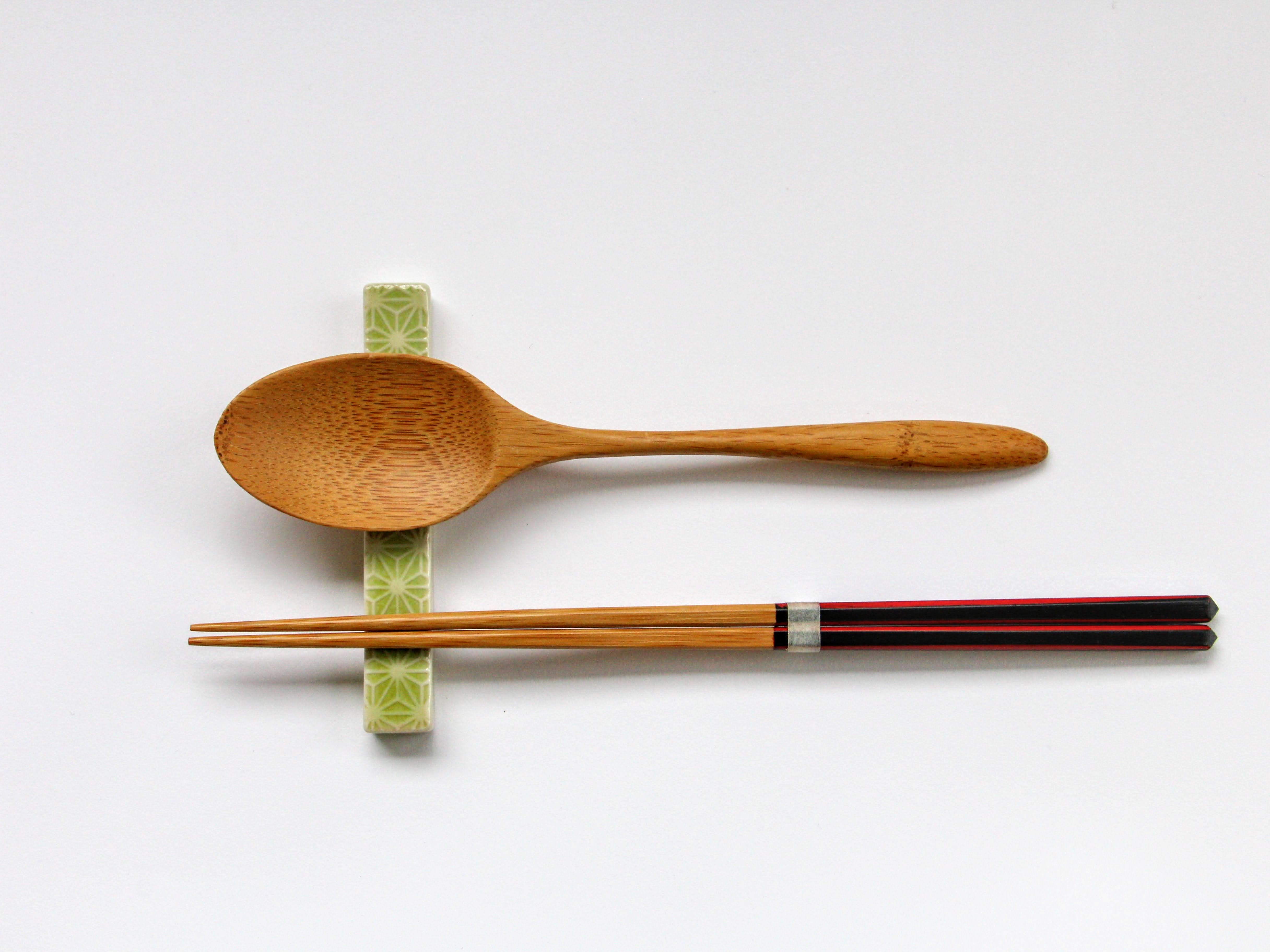 ヒワ釉麻の葉彫り長角レスト【梶謙製磁】