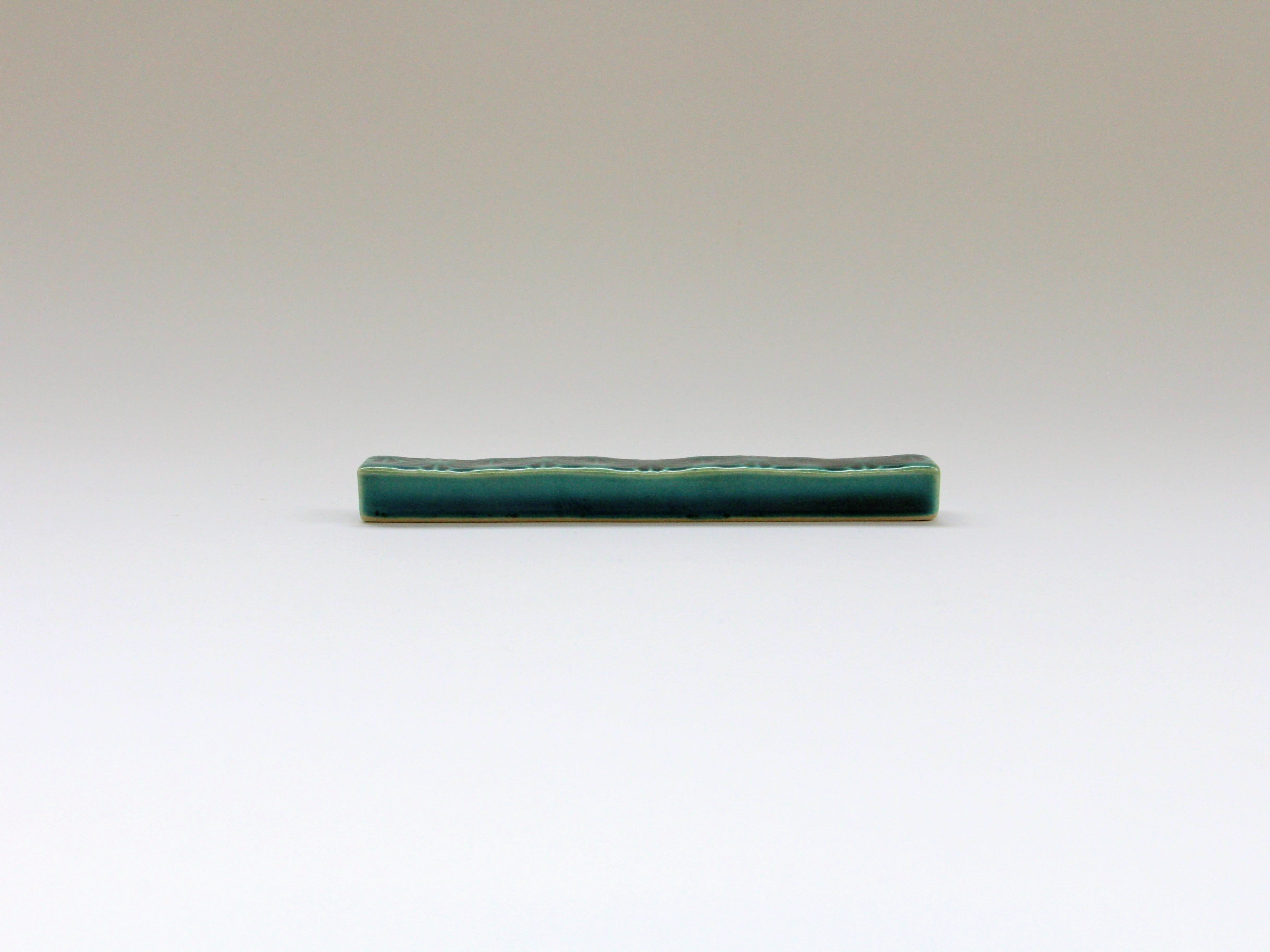 濃緑釉麻の葉彫り長角レスト【梶謙製磁】