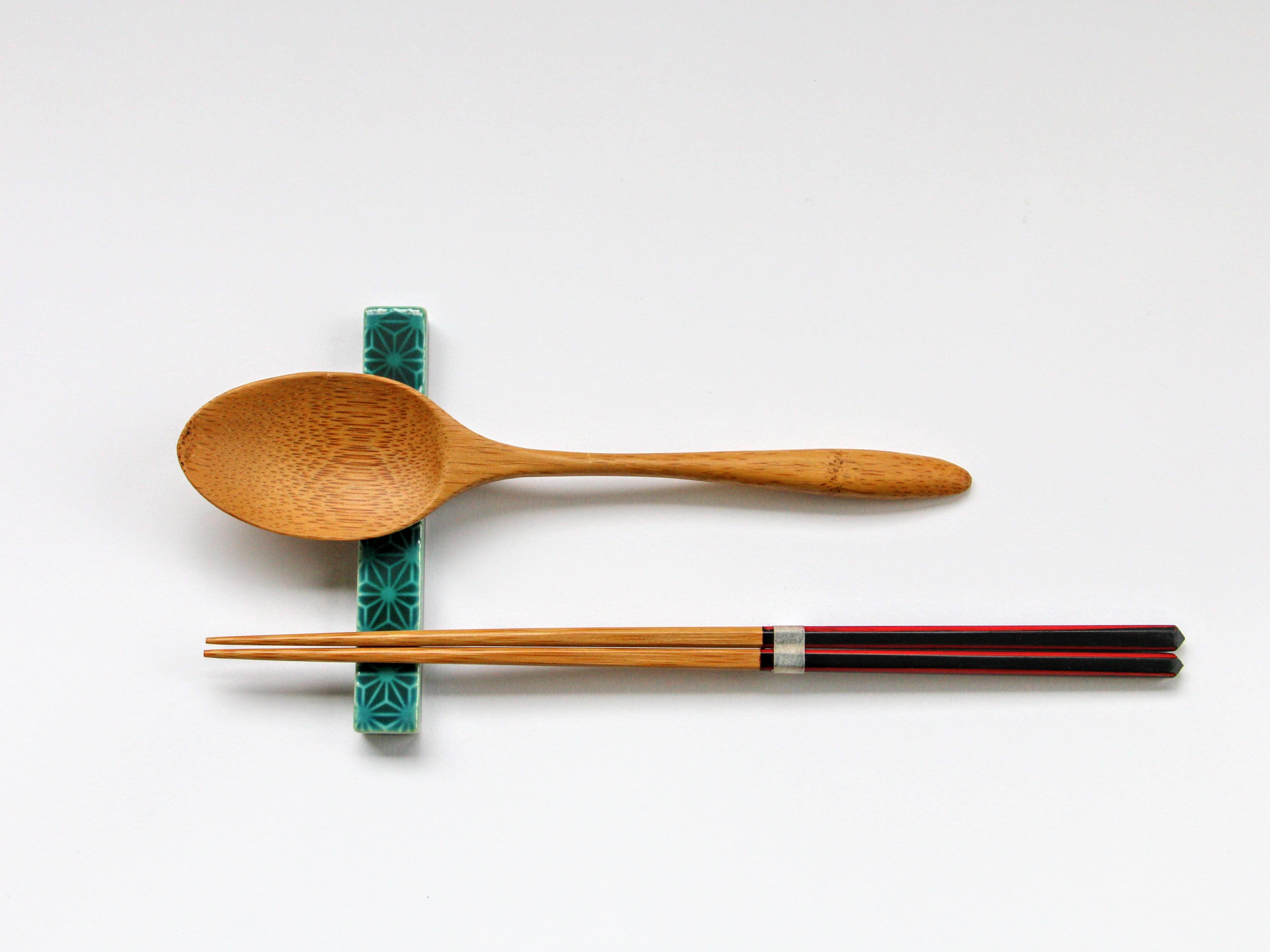 濃緑釉麻の葉彫り長角レスト【梶謙製磁】