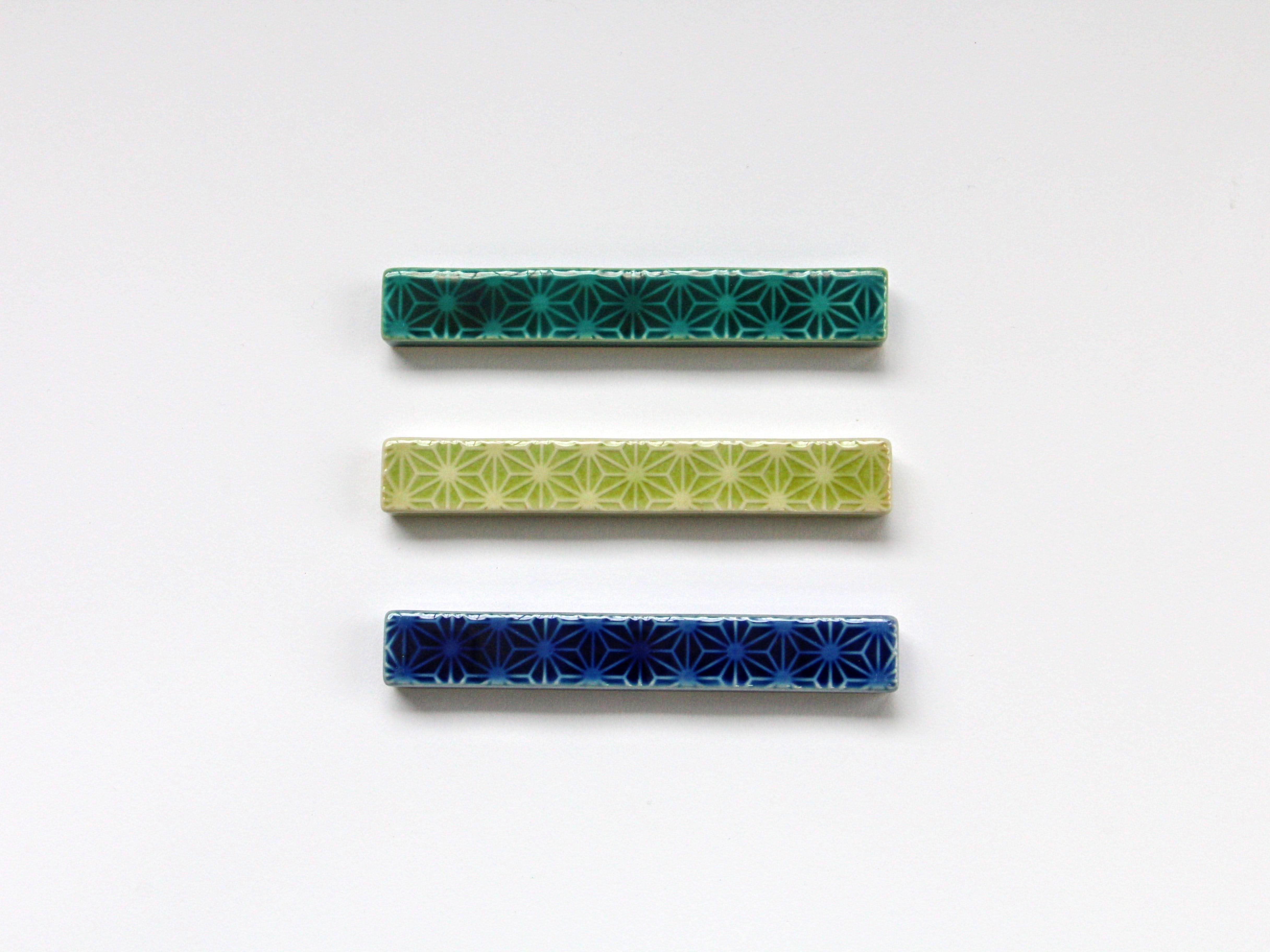 濃緑釉麻の葉彫り長角レスト【梶謙製磁】