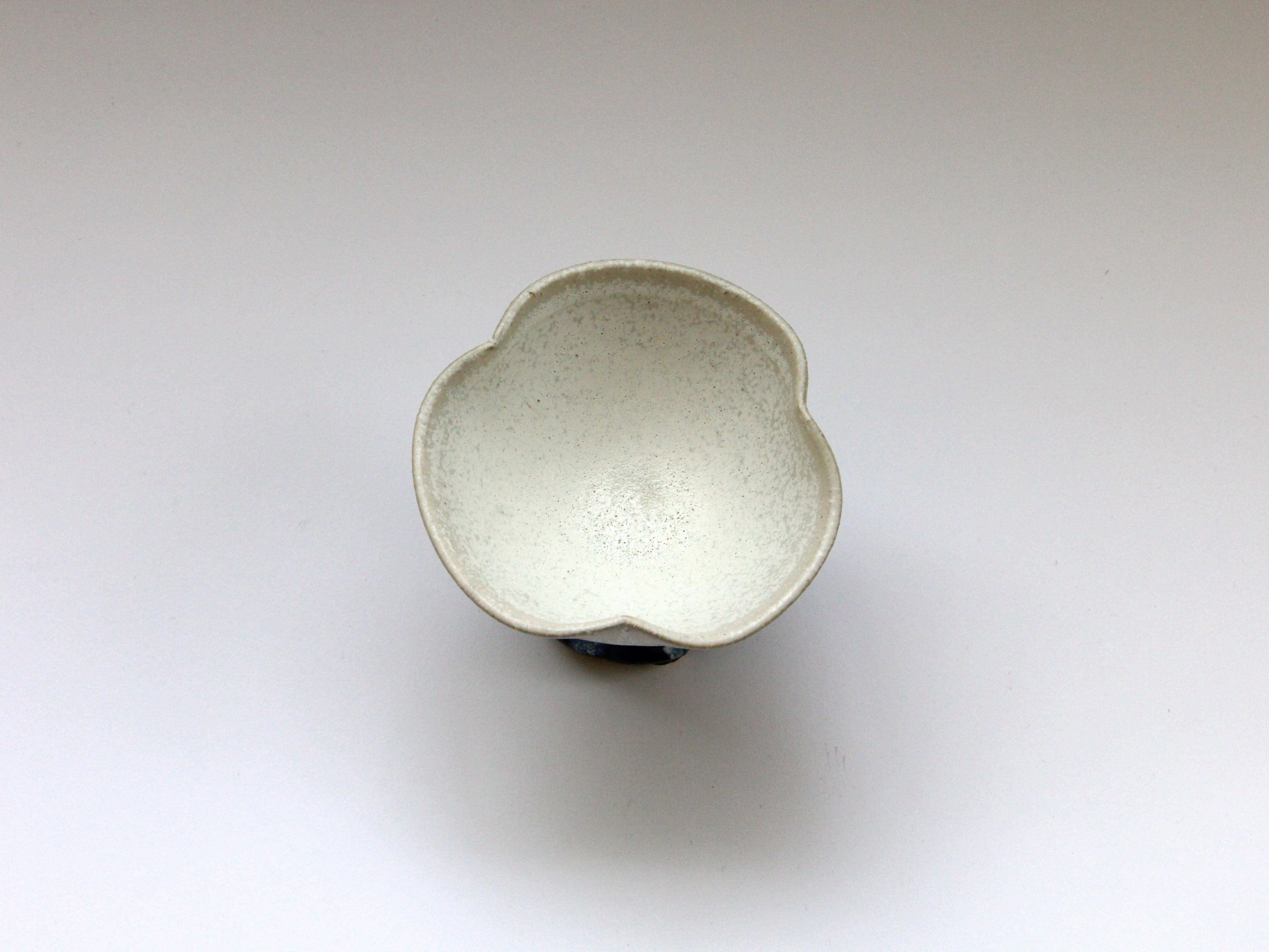 紺碧釉白マット輪花高台小鉢【山本一仁】