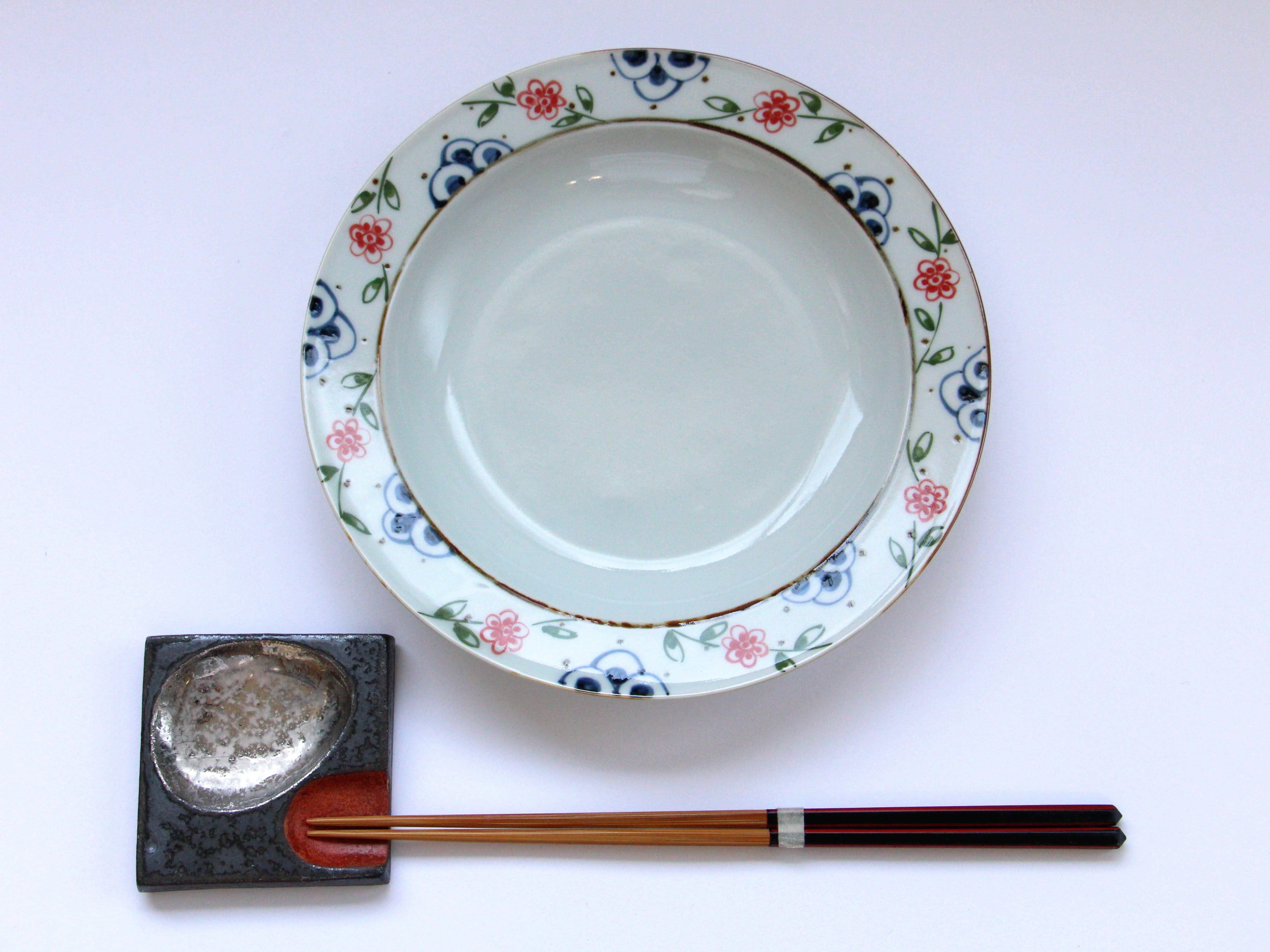 つる花唐草リムプレート赤 大【徳七窯】