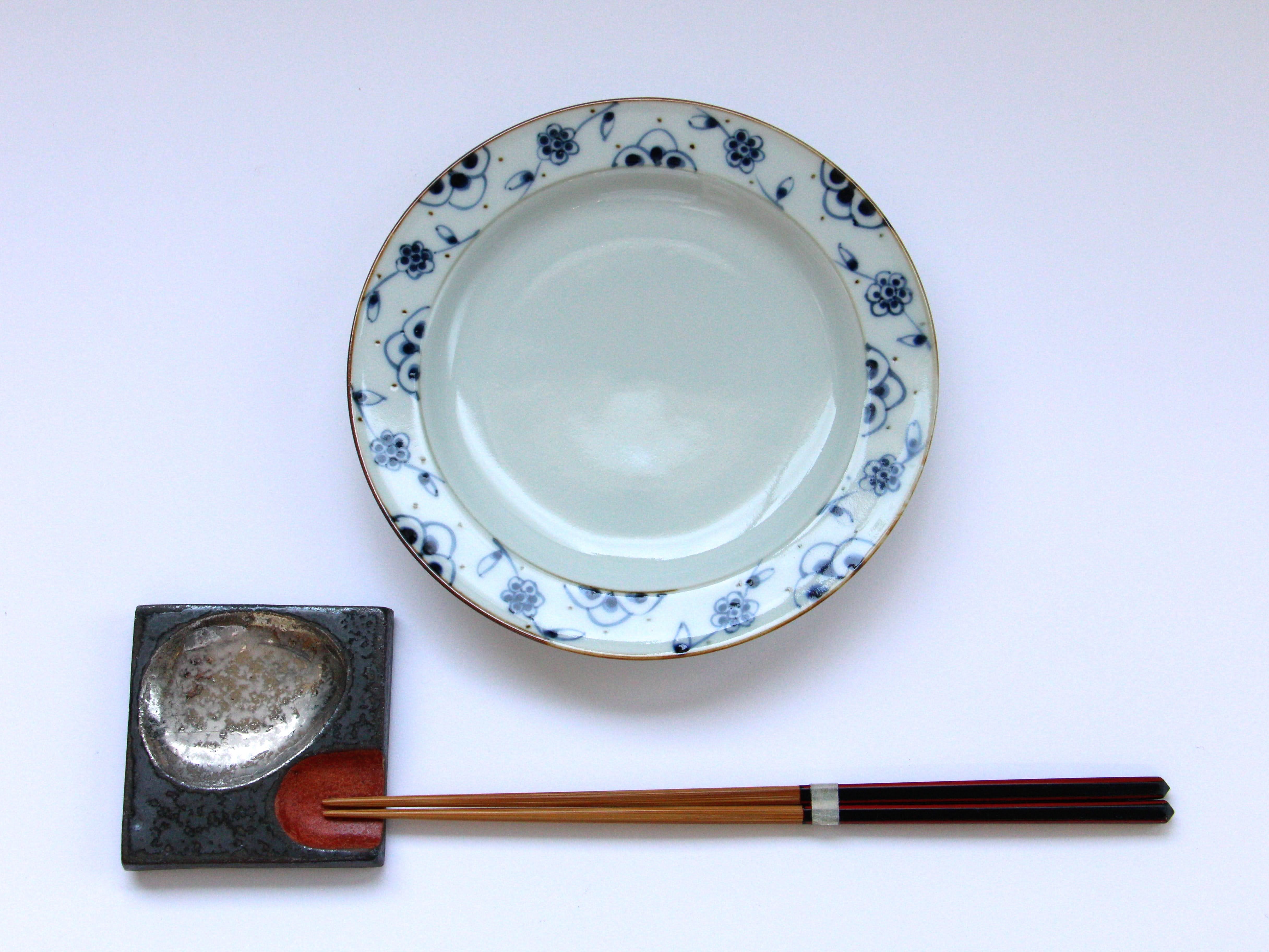 つる花唐草リムプレート 青 小【徳七窯】