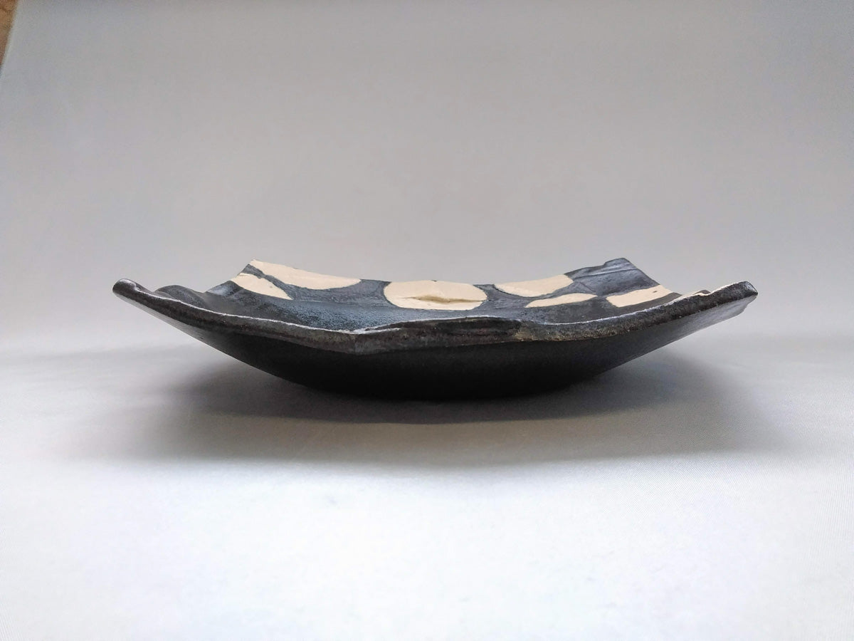 黒釉黒抜白丸ストライプ8寸角盛皿【山本一仁】