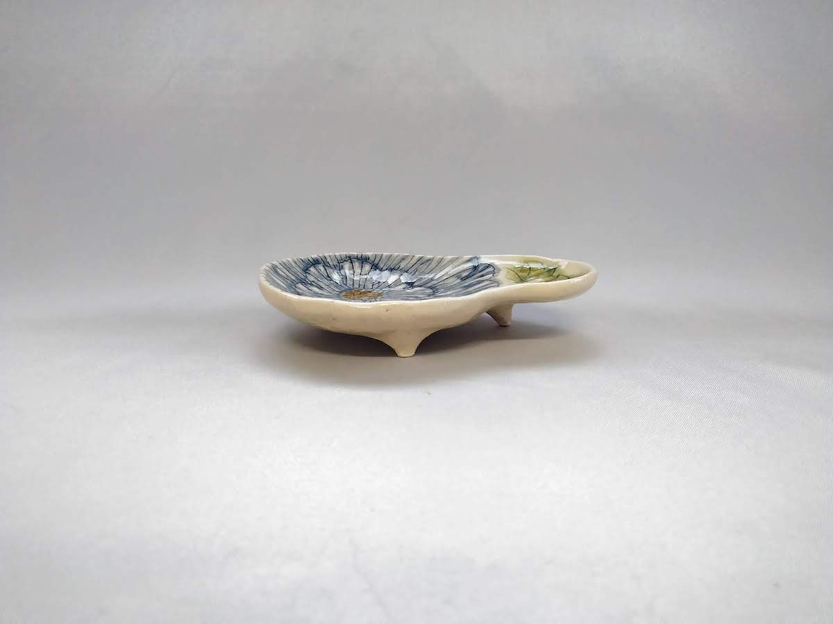 舞牡丹紋まが玉三つ足小皿 青【加藤芳平】