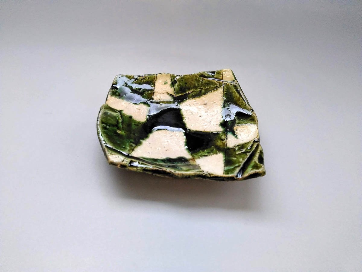 織部白抜チェック角取皿【山本一仁】