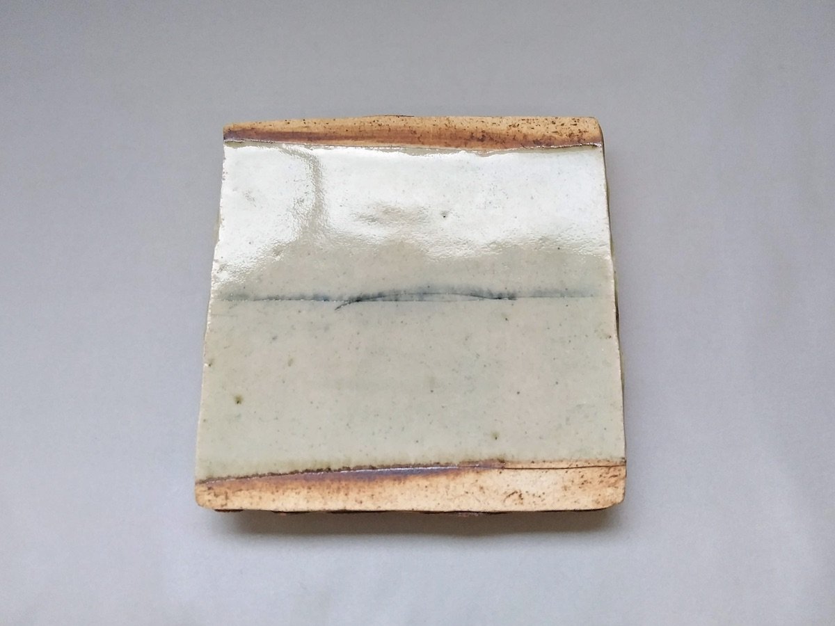 灰釉線彫5寸角板皿【加藤祥孝】