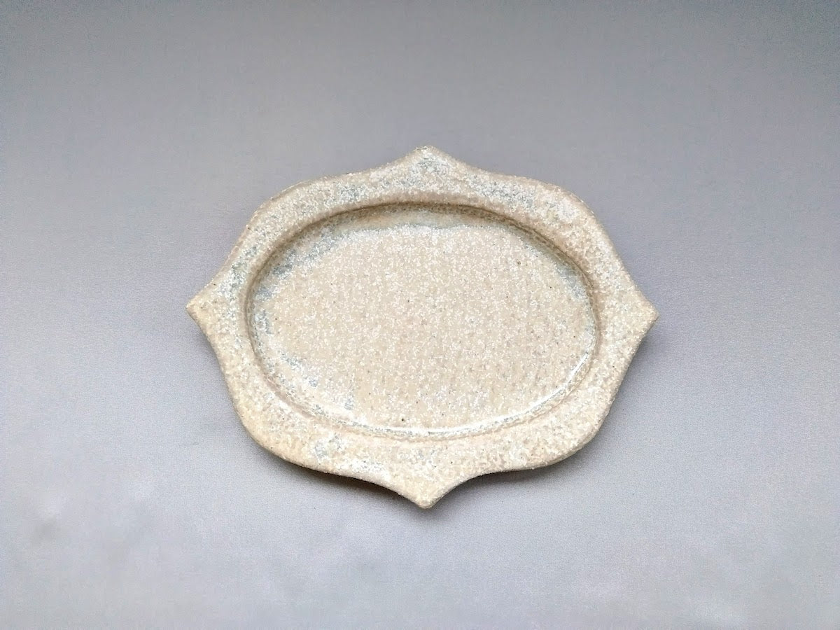 白マット釉彫刻楕円プレート 小【山本一仁】