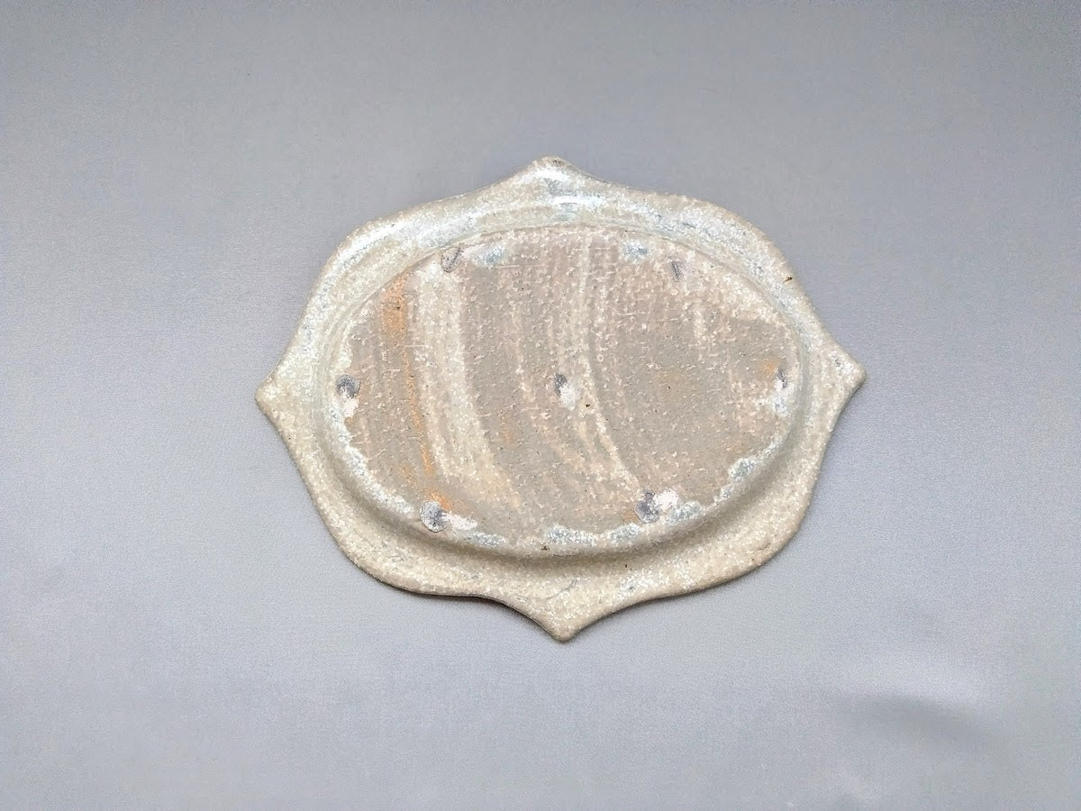白マット釉彫刻楕円プレート 小【山本一仁】